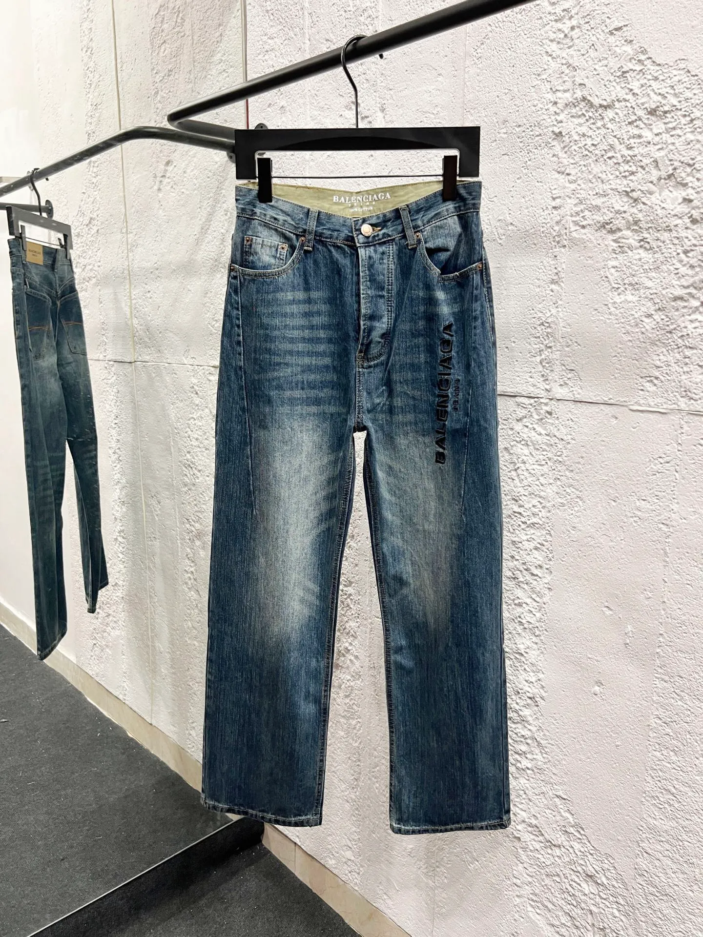 🅿️260 Style No.: H974 Balenciaga & BALENCIAGA’s new classic jeans with embroidered bamboo logo on the side of the thigh use unique technology to perfectly interpret the dreamy colors of the Northern Lights. Each pair of jeans is unique and colorful, as if the mystery and beauty of the Northern Lights are worn on the body. The tie-dye process makes the color transition of the jeans natural and rich in layers, giving people an artistic visual enjoyment. Moreover, this process also makes the jeans softer and more comfortable, and they fit your body very well when worn, allowing you to show off your perfect body curves. They are made of high-quality denim fabric and carefully processed to have good wear resistance and durability. This new type of jeans uses tie-dye technology to interpret the dreamlike colors of the Northern Lights. It is not only fashionable and versatile, but also enhances your aura and becomes the focus of everyone's attention. Original goods, washed casual jeans, imported original washed stretch fabrics, comfortable and elastic, original hardware accessories decorated with logo, super correct version, extremely high grade, counter quality, fashionable and stylish upper body. The printing uses imported foam printing, customized buttons, YKK zippers. The complete set of accessories is customized in a one-to-one mold. Color: dark blue size: 30-32-34-36 (m-xxl)