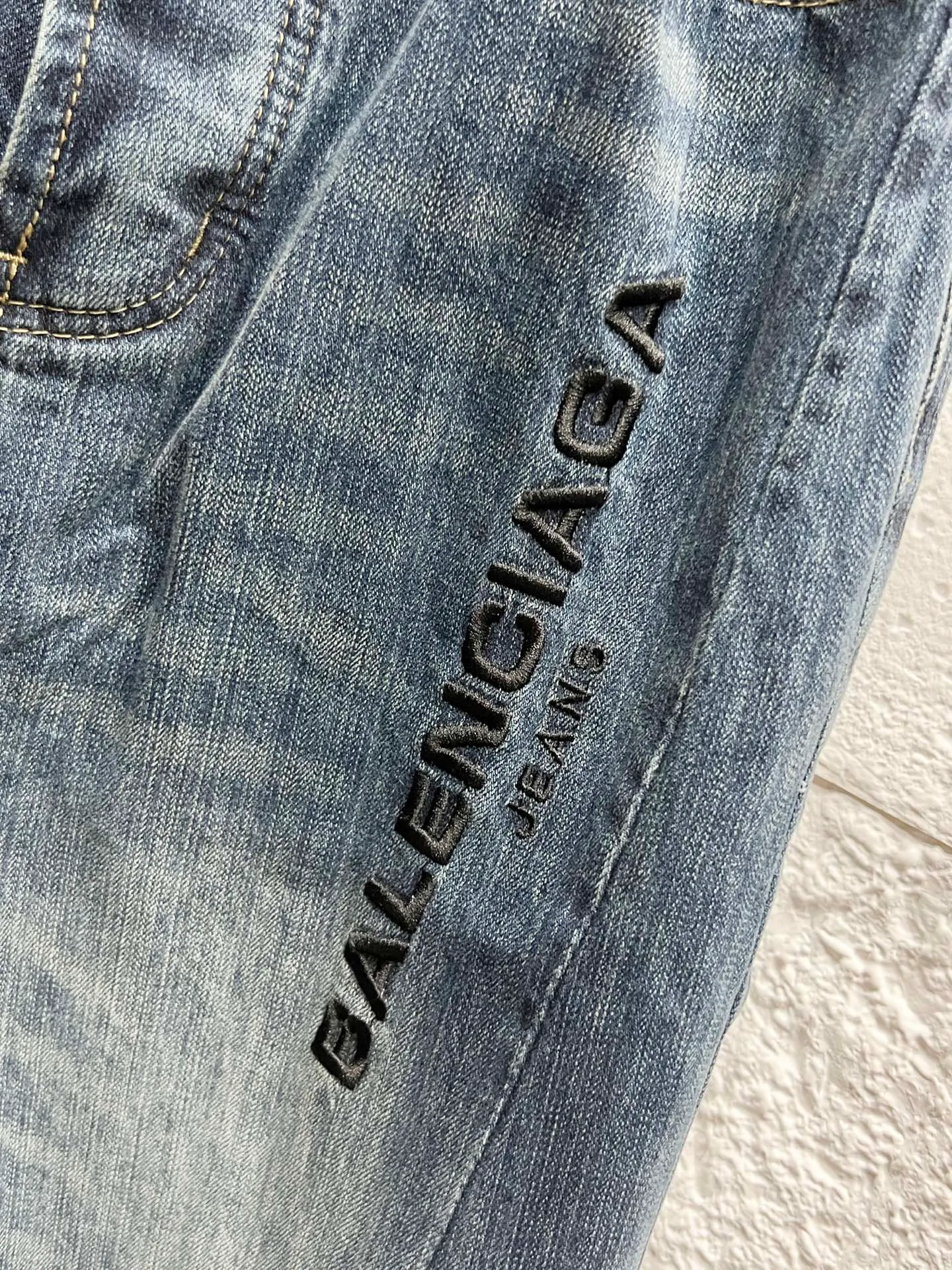 🅿️260 Style No.: H974 Balenciaga & BALENCIAGA’s new classic jeans with embroidered bamboo logo on the side of the thigh use unique technology to perfectly interpret the dreamy colors of the Northern Lights. Each pair of jeans is unique and colorful, as if the mystery and beauty of the Northern Lights are worn on the body. The tie-dye process makes the color transition of the jeans natural and rich in layers, giving people an artistic visual enjoyment. Moreover, this process also makes the jeans softer and more comfortable, and they fit your body very well when worn, allowing you to show off your perfect body curves. They are made of high-quality denim fabric and carefully processed to have good wear resistance and durability. This new type of jeans uses tie-dye technology to interpret the dreamlike colors of the Northern Lights. It is not only fashionable and versatile, but also enhances your aura and becomes the focus of everyone's attention. Original goods, washed casual jeans, imported original washed stretch fabrics, comfortable and elastic, original hardware accessories decorated with logo, super correct version, extremely high grade, counter quality, fashionable and stylish upper body. The printing uses imported foam printing, customized buttons, YKK zippers. The complete set of accessories is customized in a one-to-one mold. Color: dark blue size: 30-32-34-36 (m-xxl)
