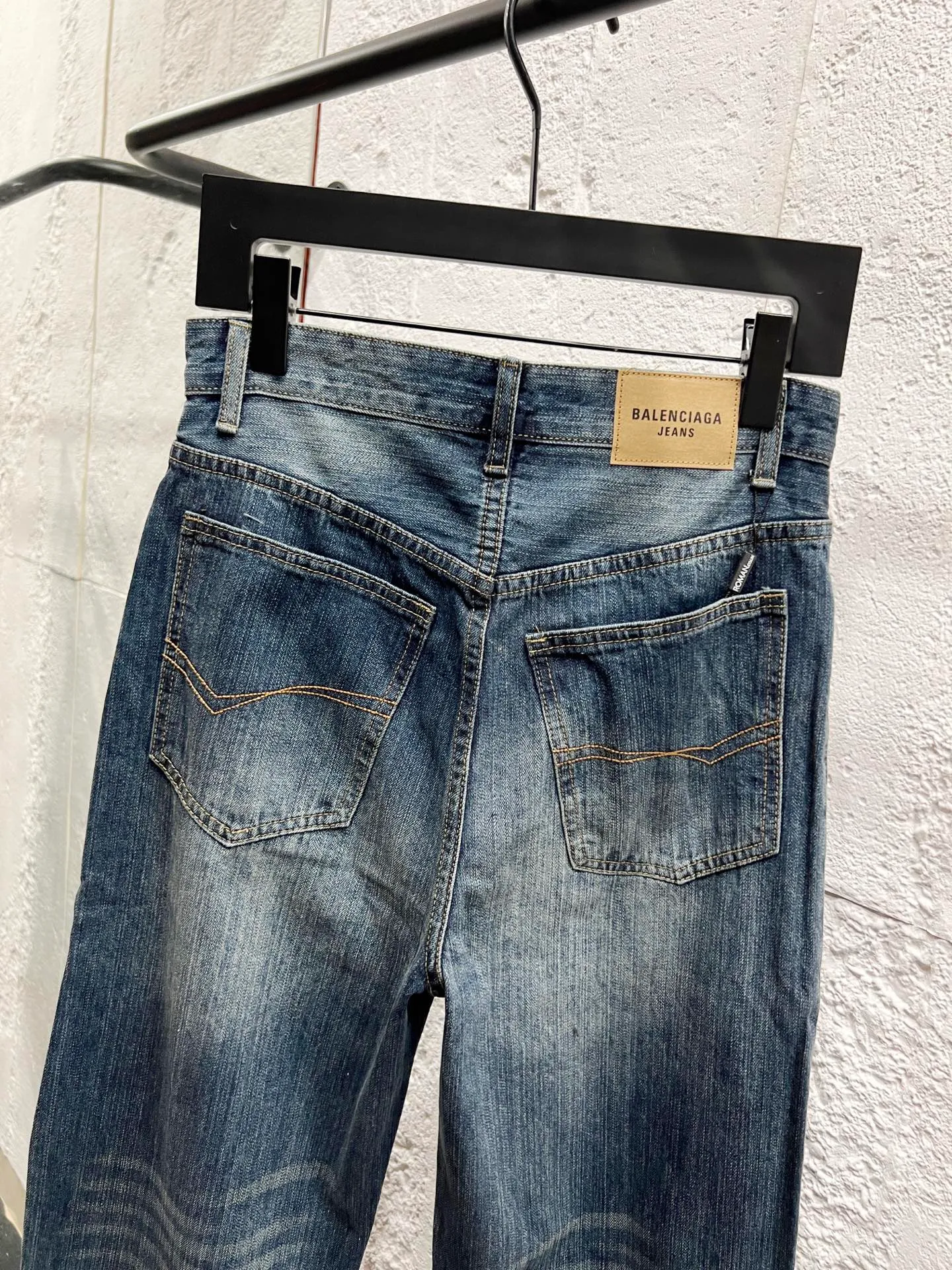 🅿️260 Style No.: H974 Balenciaga & BALENCIAGA’s new classic jeans with embroidered bamboo logo on the side of the thigh use unique technology to perfectly interpret the dreamy colors of the Northern Lights. Each pair of jeans is unique and colorful, as if the mystery and beauty of the Northern Lights are worn on the body. The tie-dye process makes the color transition of the jeans natural and rich in layers, giving people an artistic visual enjoyment. Moreover, this process also makes the jeans softer and more comfortable, and they fit your body very well when worn, allowing you to show off your perfect body curves. They are made of high-quality denim fabric and carefully processed to have good wear resistance and durability. This new type of jeans uses tie-dye technology to interpret the dreamlike colors of the Northern Lights. It is not only fashionable and versatile, but also enhances your aura and becomes the focus of everyone's attention. Original goods, washed casual jeans, imported original washed stretch fabrics, comfortable and elastic, original hardware accessories decorated with logo, super correct version, extremely high grade, counter quality, fashionable and stylish upper body. The printing uses imported foam printing, customized buttons, YKK zippers. The complete set of accessories is customized in a one-to-one mold. Color: dark blue size: 30-32-34-36 (m-xxl)