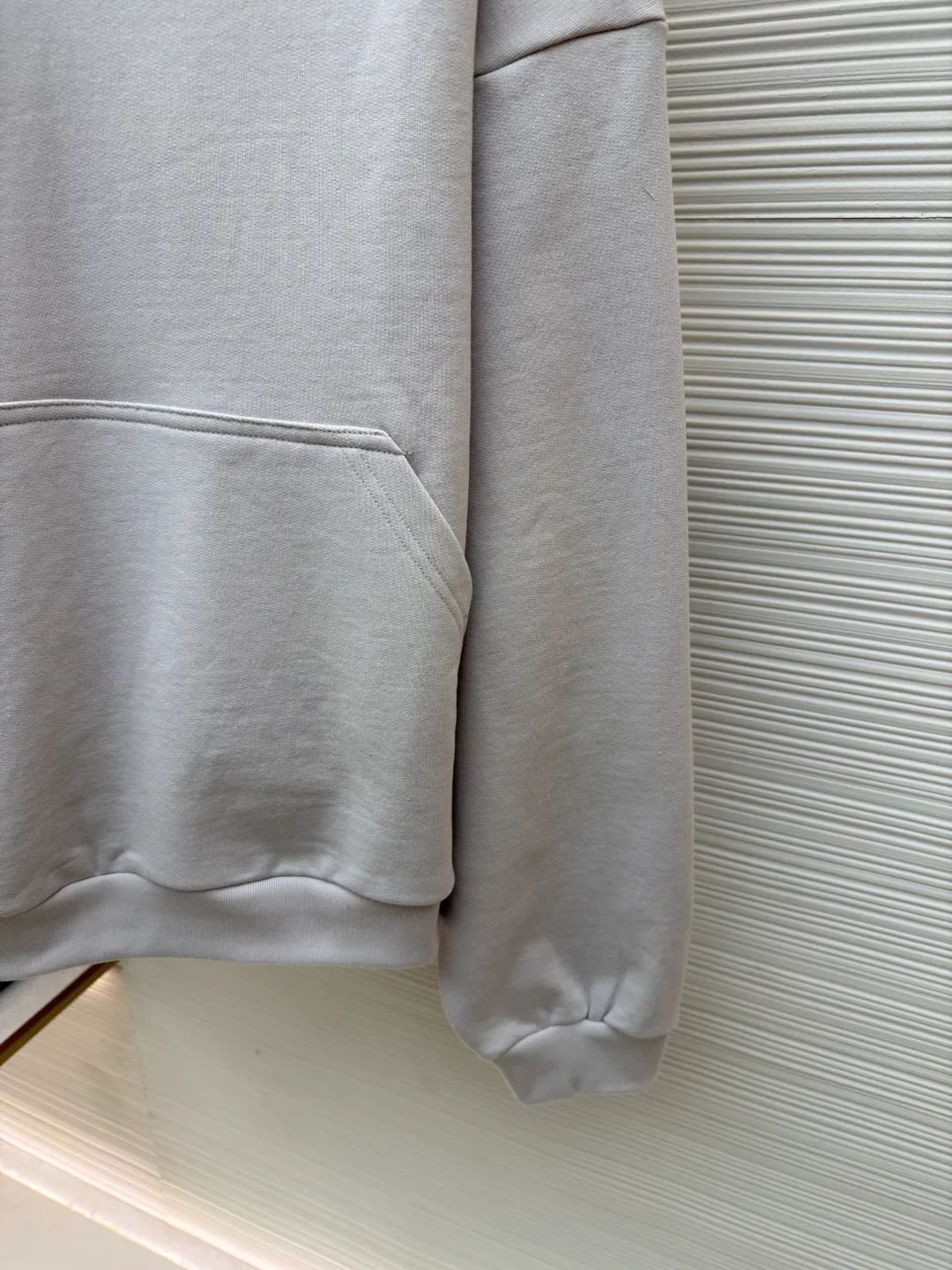 Balenciaga hooded letter embroidered long-sleeved sweatshirt ●Original version: Purchased and developed for 9200 ●Item number: 1681983-A75 ●Fabric: terry sweatshirt fabric ●Technology: embroidery production ●Color: white ●Version: Loose fit ●Weight: about 835 grams ●Size: S-M-L ●Description: Made of 380g double yarn cotton blended fabric, pre-shrunk, soft to the touch and not easily deformed. The neckline has a semi-open V-shaped design and is matched with the same material hemming process to avoid pilling when worn on and off. The brand logo on the chest uses environmentally friendly offset printing technology. The ink is thin and has strong adhesion, and it is not easy to crack after repeated washing. The body of the garment is three-dimensionally cut, with dropped shoulders. The sleeves and body are joined by overlock stitching of the same color, leaving no ends exposed on the inside. The hem and cuffs are made of high-elastic rib material, which has good resilience and is not easy to loosen. The overall stitching adopts 3cm/12-needle precision routing, and the seams are reinforced to take into account the stiffness and wearing comfort. The overall wiring is straight and delicate, the fabric is comfortable and soft, and the color is consistent without color difference. It can be matched with the same style to create a fashionable look and control various occasions. Customized accessories, complete with three standards, same style for men and women!