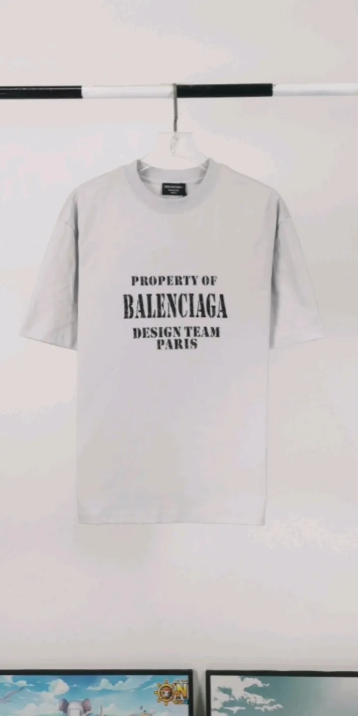 Real shot of the video————The top tested version BALENCIAGA’s new design team prints the same style short-sleeved T-shirts for male and female couples stars. It uses high-coverage screen water slurry technology, and is printed after washing. Ready-made garments are washed, fried snowflakes and sanded. The scrap rate is very high. Full of craftsmanship. 32S 280g double-ply double yarn pure cotton fabric. Ready-made garments are shaped and washed! Full of drape. Accessories: Butter paper with logo, three-label synchronous official website Size: XS-L Color: High-grade gray P:280