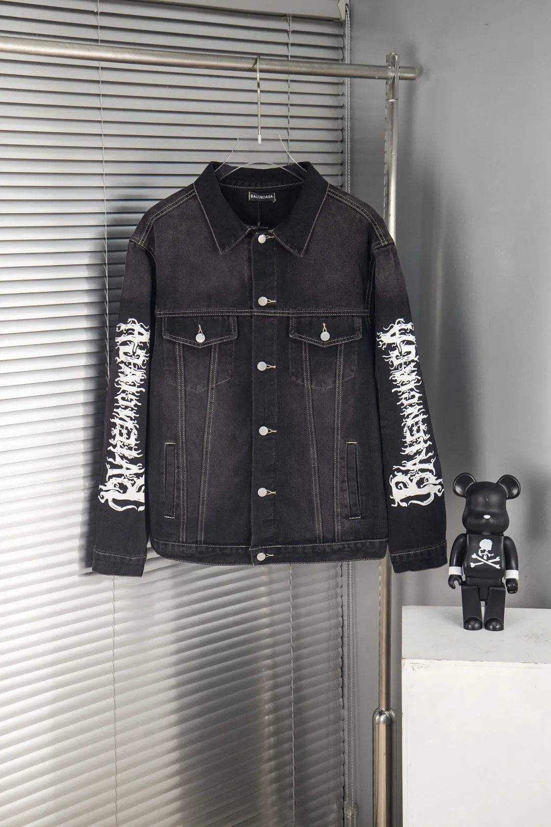 🅿️300 new model number: B156 BALENCIAGA Balenciaga's new retro letter graffiti denim jacket top 1️⃣ Made of high-quality denim fabric washing process, the upper body is soft and comfortable after washing, extremely delicate, feels solid, smooth and soft. The fabric does not wrinkle, and the feel is invincible. The details are perfectly handled! 2️⃣It is very youthful and energetic, and can be easily worn by both men and women. It is very in line with the fashion aesthetic concepts of today's young people! 3️⃣ A full set of customized accessories, complete with three standards, same style for men and women, a must-have style for couples. Color: Denim Black Size: S, M, L, XL