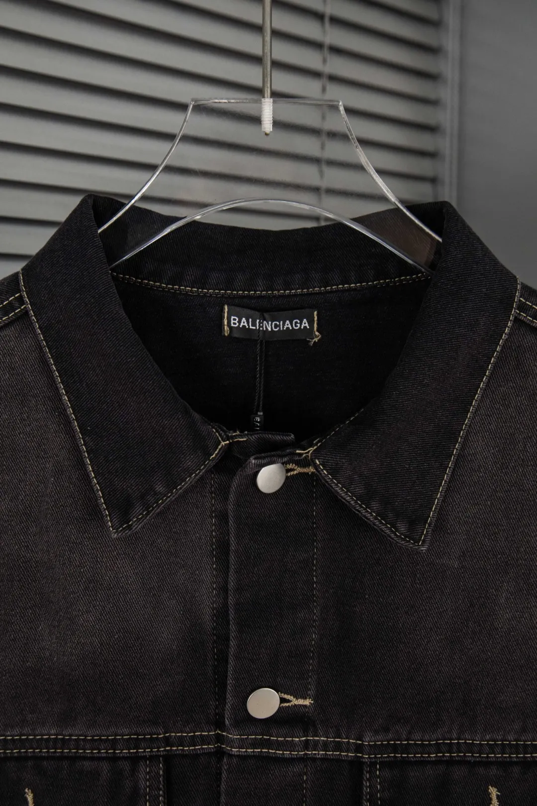 🅿️300 new model number: B156 BALENCIAGA Balenciaga's new retro letter graffiti denim jacket top 1️⃣ Made of high-quality denim fabric washing process, the upper body is soft and comfortable after washing, extremely delicate, feels solid, smooth and soft. The fabric does not wrinkle, and the feel is invincible. The details are perfectly handled! 2️⃣It is very youthful and energetic, and can be easily worn by both men and women. It is very in line with the fashion aesthetic concepts of today's young people! 3️⃣ A full set of customized accessories, complete with three standards, same style for men and women, a must-have style for couples. Color: Denim Black Size: S, M, L, XL