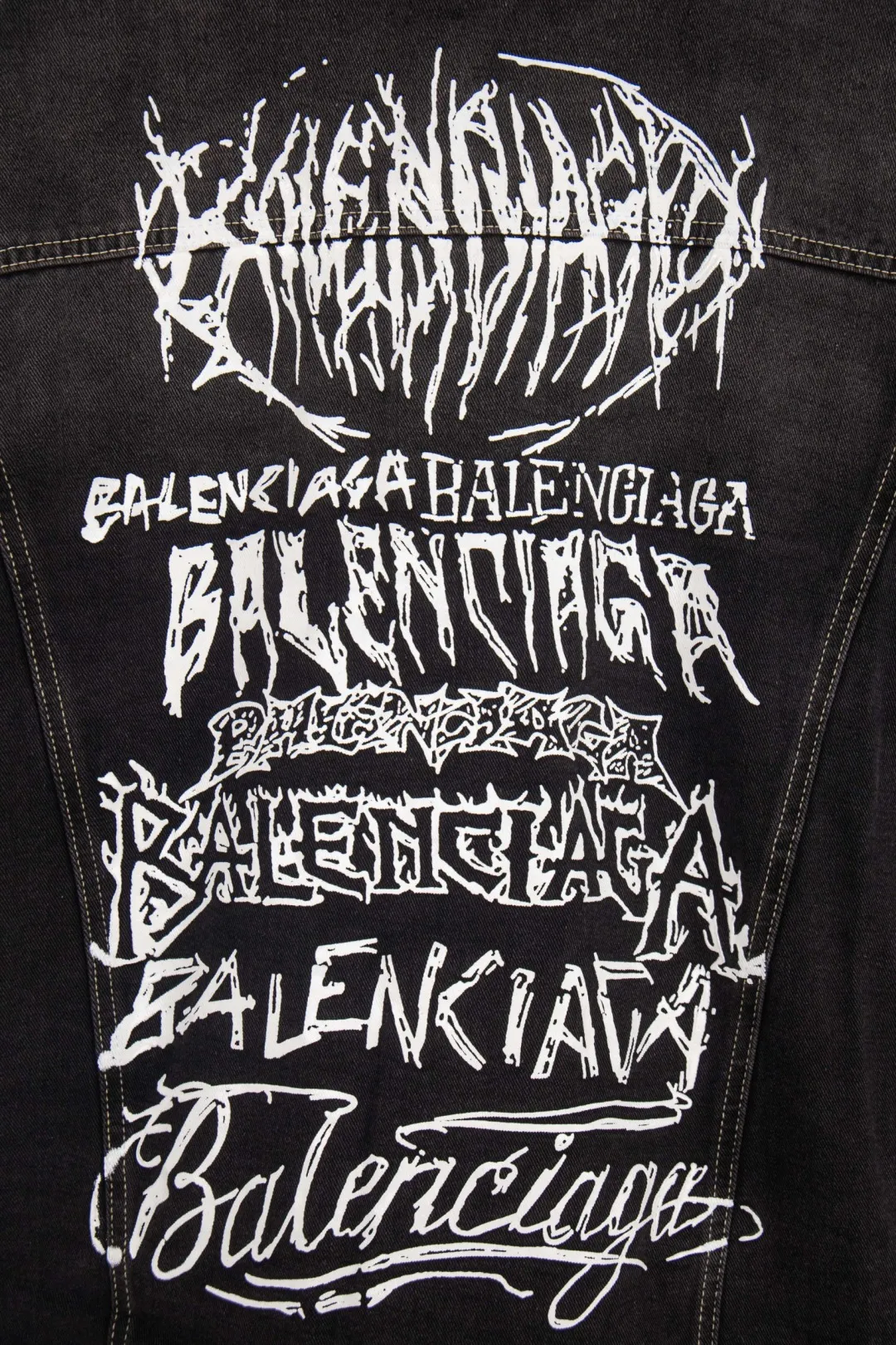 🅿️300 new model number: B156 BALENCIAGA Balenciaga's new retro letter graffiti denim jacket top 1️⃣ Made of high-quality denim fabric washing process, the upper body is soft and comfortable after washing, extremely delicate, feels solid, smooth and soft. The fabric does not wrinkle, and the feel is invincible. The details are perfectly handled! 2️⃣It is very youthful and energetic, and can be easily worn by both men and women. It is very in line with the fashion aesthetic concepts of today's young people! 3️⃣ A full set of customized accessories, complete with three standards, same style for men and women, a must-have style for couples. Color: Denim Black Size: S, M, L, XL
