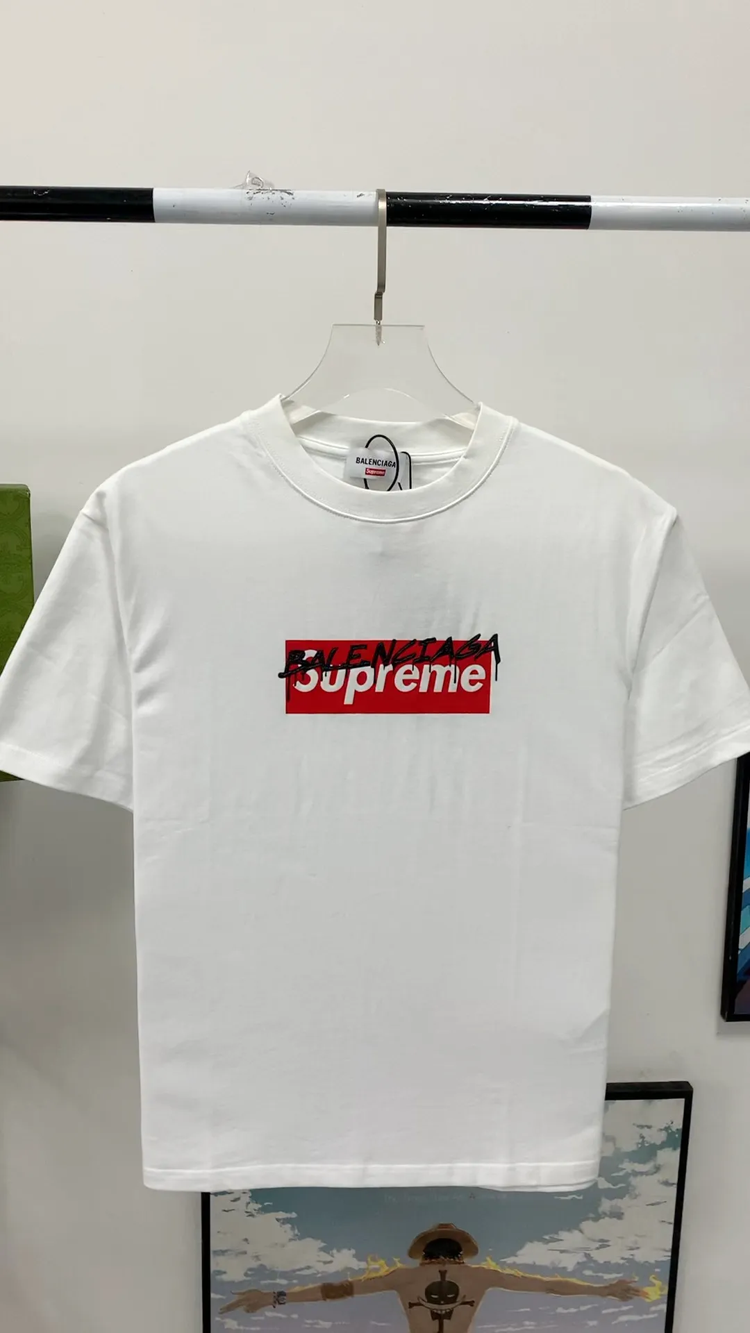 Frontal real shot video————The top tested version BALENCIAGA ✘ Supreme 23Ss joint printed T-shirt short sleeves [2023. Brand new BALENCIAGA ✘ Supreme launches its first joint series] BALENCIAGA and Supreme launch related joint products, and the 2023 spring and summer series will be with you, and it will be possible to once again create the highlight moment of Louis Vuitton x Supreme in 2017. The latest exclusive customized co-branded accessories on the entire network, exclusive co-branded packaging boxes, main mark, hangtag and packaging are all different from other models on the market. The side flag mark is exclusively customized for this collaboration, with double logo red mark, the same style for men and women!  Color Black White Khaki Size XS S M L P:260