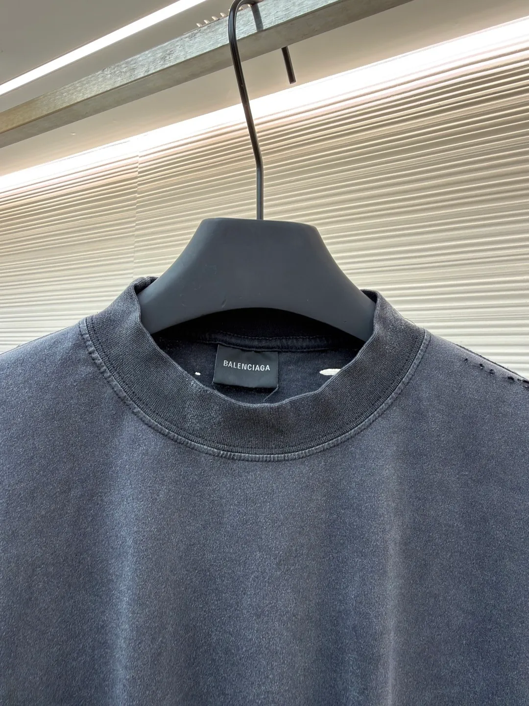Balenciaga imitation paper white tape long-sleeved T-shirt ●Original version: Purchased and developed by 7724 ●Item number: 1681813-A55 ●Material: combed cotton fabric ●Technology: printed distressed production ●Color: gray ●Type: loose version ●Weight: about 340 grams ●Size: XS-S-M-L ●Description: Strictly follow the original specifications, using custom-woven 280 grams of combed cotton. This weight ensures a crisp and stylish frame of the garment and avoids the soft feeling of ordinary fabrics. The combing process removes short fibers and impurities, making the yarn tougher and the woven cloth surface smooth and hairless, providing the perfect "canvas" for subsequent printing and distressing. In order to achieve the unique, almost paper-like slightly cracked texture and matte texture of the original, we developed and used a special customized slurry. After this slurry is printed on the fabric through screen printing, it will form a layer of coating with a certain thickness and toughness. After drying, it can naturally simulate the texture of paper and a slight brittle and hard touch. This is a complex effect that is completely beyond the reach of ordinary glue or thermal transfer film. After the garments are stitched and printed, they will go through a critical process of "frying with salt and aging". The ready-made garments are washed with a specific proportion of industrial salt in a large drum machine for a long time. During the tumbling, the salt particles will cause random and natural wear and tear on the fibers, seams and edges of the printed coating of the fabric. The fading, slightly whitening and softening effects caused by this kind of physical wear cannot be replaced by chemical washing. It gives each finished product a unique, natural retro flavor and traces of wear, perfectly replicating the "unfinished feel" and industrial aesthetics pursued by the original show model. From the custom-woven and dyed 280-gram combed cotton base, to the hand-made imitation paper printing on the silk screen using special slurries, and finally to the unique time texture brought about by fried salt and distressing - these three links are intertwined, forming a complete and complex imitation process chain. Each of these choices is a complete negation of "fast food" products and a respect and restoration of high-end fashion production. The final product is not only a piece of clothing, but also an "industrial art piece" worth tasting and collecting. The overall wiring is straight and delicate, the fabric is comfortable and soft, and the color is consistent without color difference. It can be matched with the same style to create a fashionable look and control various occasions. Customized accessories, complete with three standards, same style for men and women!