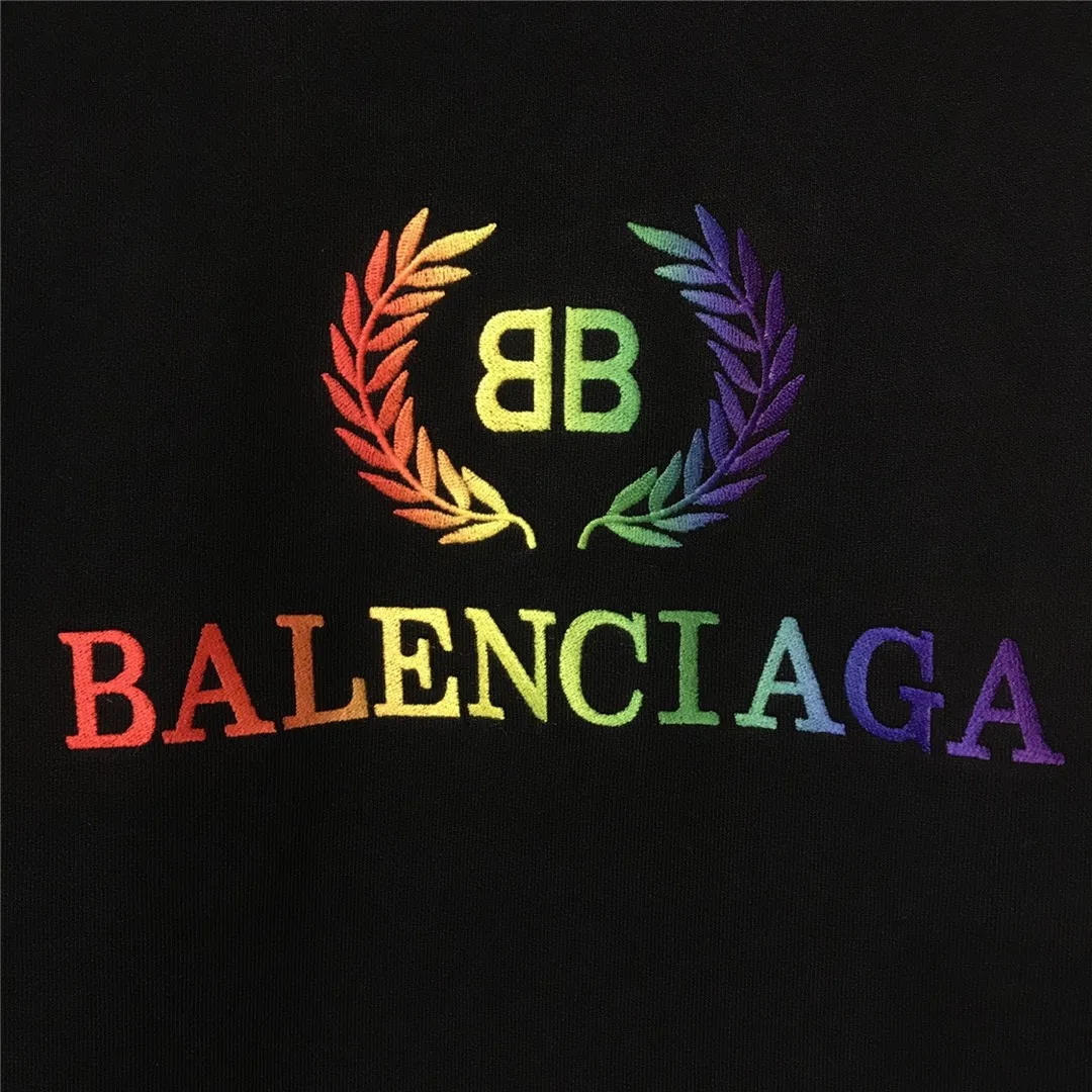 The certified Balenciag rainbow 🌈 embroidered gradient wheat sweatshirt. The surface is first covered with water-soluble fabric. White cotton yarn is used as the embroidery base, and then digitally printed on the embroidery. The high-density 10,000-needle embroidery is blended with the brightness and saturation of the color of the letters. After the washing process, the water-soluble fabric is washed and the rainbow effect is finally presented. The process is very complicated and the scrap rate is as high as 30%. Thread fabric comes out of the same vat. 0 color difference. Made of 420g clean cloth, the wet weight can reach 480 and is full of thickness. Accessories: butter paper with logo, main wheat, washing water, tag. Size: XS-L. Color: black. P:430.