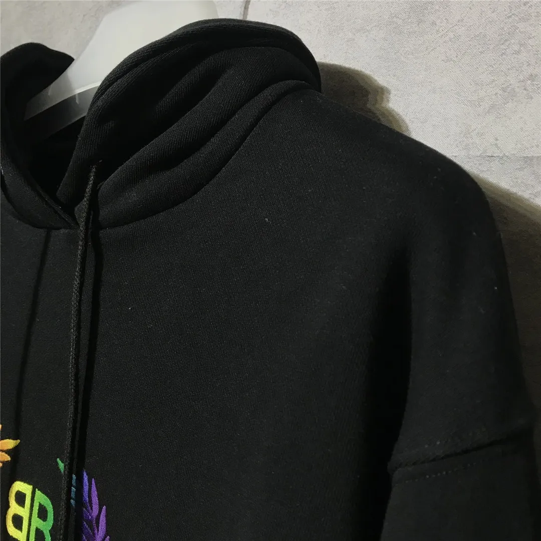The certified Balenciag rainbow 🌈 embroidered gradient wheat sweatshirt. The surface is first covered with water-soluble fabric. White cotton yarn is used as the embroidery base, and then digitally printed on the embroidery. The high-density 10,000-needle embroidery is blended with the brightness and saturation of the color of the letters. After the washing process, the water-soluble fabric is washed and the rainbow effect is finally presented. The process is very complicated and the scrap rate is as high as 30%. Thread fabric comes out of the same vat. 0 color difference. Made of 420g clean cloth, the wet weight can reach 480 and is full of thickness. Accessories: butter paper with logo, main wheat, washing water, tag. Size: XS-L. Color: black. P:430.