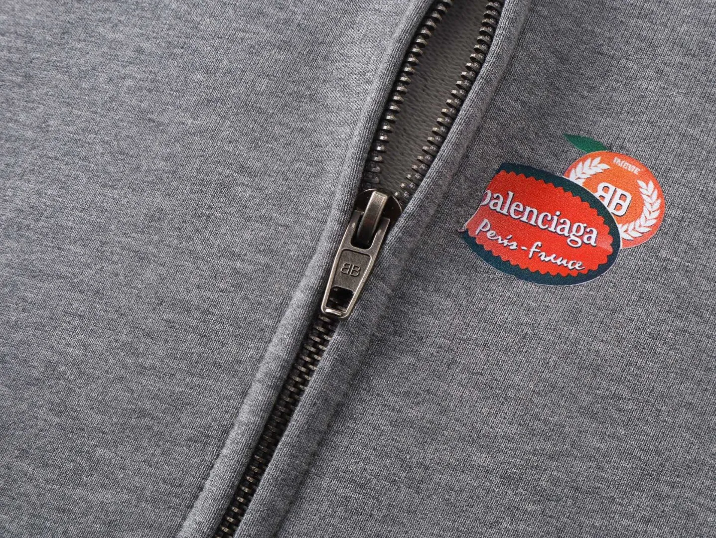 🅿️450 BALENCI*GA Paris fruit pattern Vintage hooded zipper sweatshirt. Growth positioning fixed-point computer spray printing and embossing. Manual master positioning and fixed-point grinding. Customized matching hardware. Clear letters. Three-dimensional effect. Exclusive matching woven and dyed 460g fabric. Threads are dyed in the same cylinder with zero color difference. Brick cabinet synchronization. Welcome to compare. Same style for men and women -Color: Gray Pink -SIZE: Xs S M L Style number 8979#