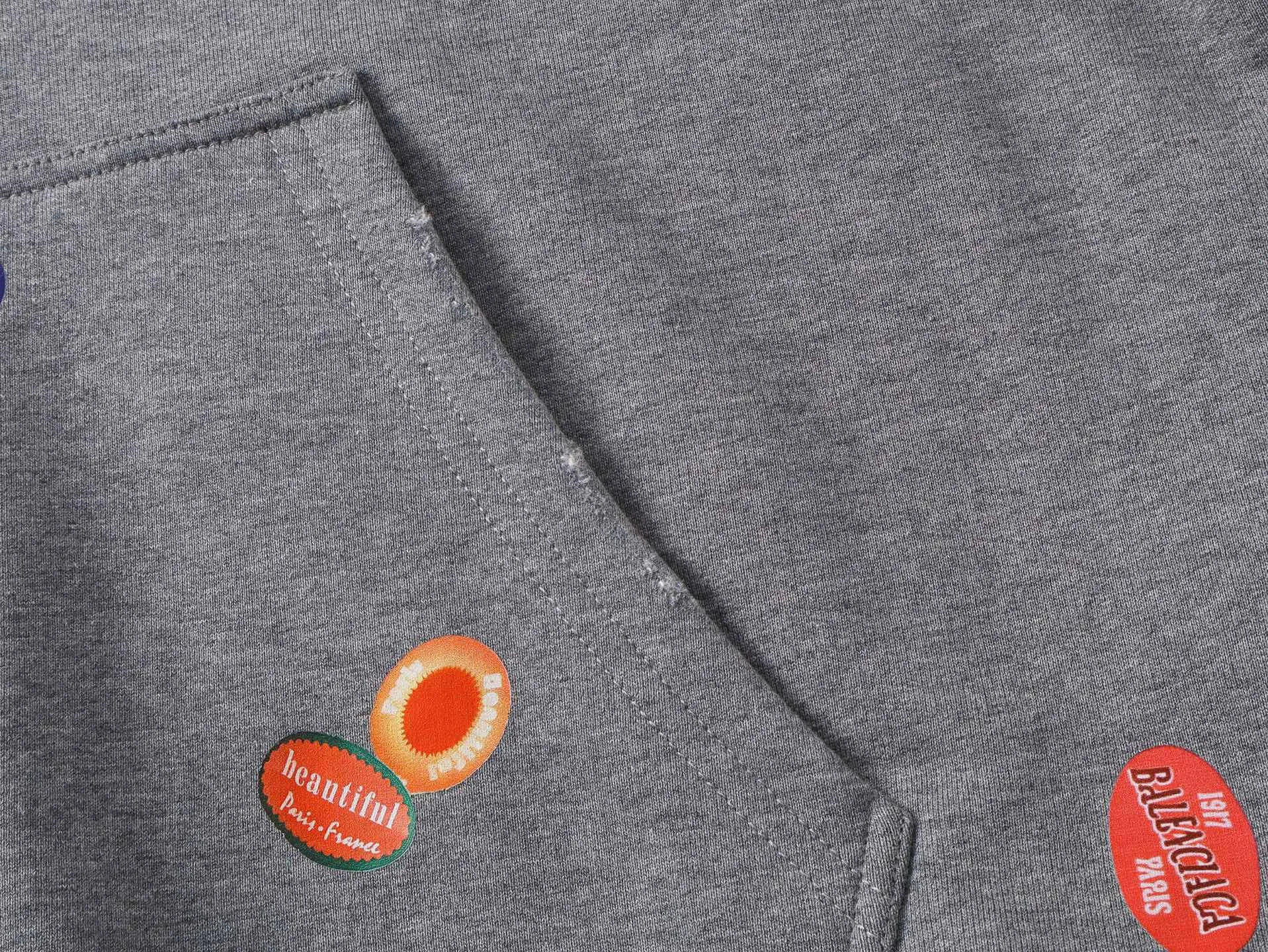 🅿️450 BALENCI*GA Paris fruit pattern Vintage hooded zipper sweatshirt. Growth positioning fixed-point computer spray printing and embossing. Manual master positioning and fixed-point grinding. Customized matching hardware. Clear letters. Three-dimensional effect. Exclusive matching woven and dyed 460g fabric. Threads are dyed in the same cylinder with zero color difference. Brick cabinet synchronization. Welcome to compare. Same style for men and women -Color: Gray Pink -SIZE: Xs S M L Style number 8979#