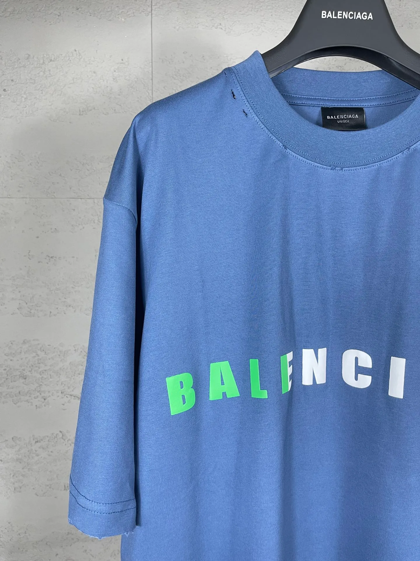 🅿️190 Detail Picture [Top version. Official website quality] BALENCI*GA/Paris. 25ss latest model. Paris English color LOGO foam printed washed and distressed short-sleeved T-shirt. Brick cabinet synchronization. The fabric is made of Paris ZP custom-woven and dyed 100% cotton double yarn compact cotton. The weight is 260 grams, the cloth surface is clean. The cloth pattern is clear, soft and comfortable, and the thread is dyed with no color difference. The classic pattern is foam printed using environmentally friendly imported materials, with clear letters and a strong three-dimensional feel. Restored brick cabinet. The garments were washed and aged, and polished by many hands. Produced by ultra-heavy craftsmanship, the market currency is very different, welcome to compare. The version adopts OS loose shoulder design. The same style for men and women. Code: BL253686 Color: black, floral gray, fog blue Size: XS S M L