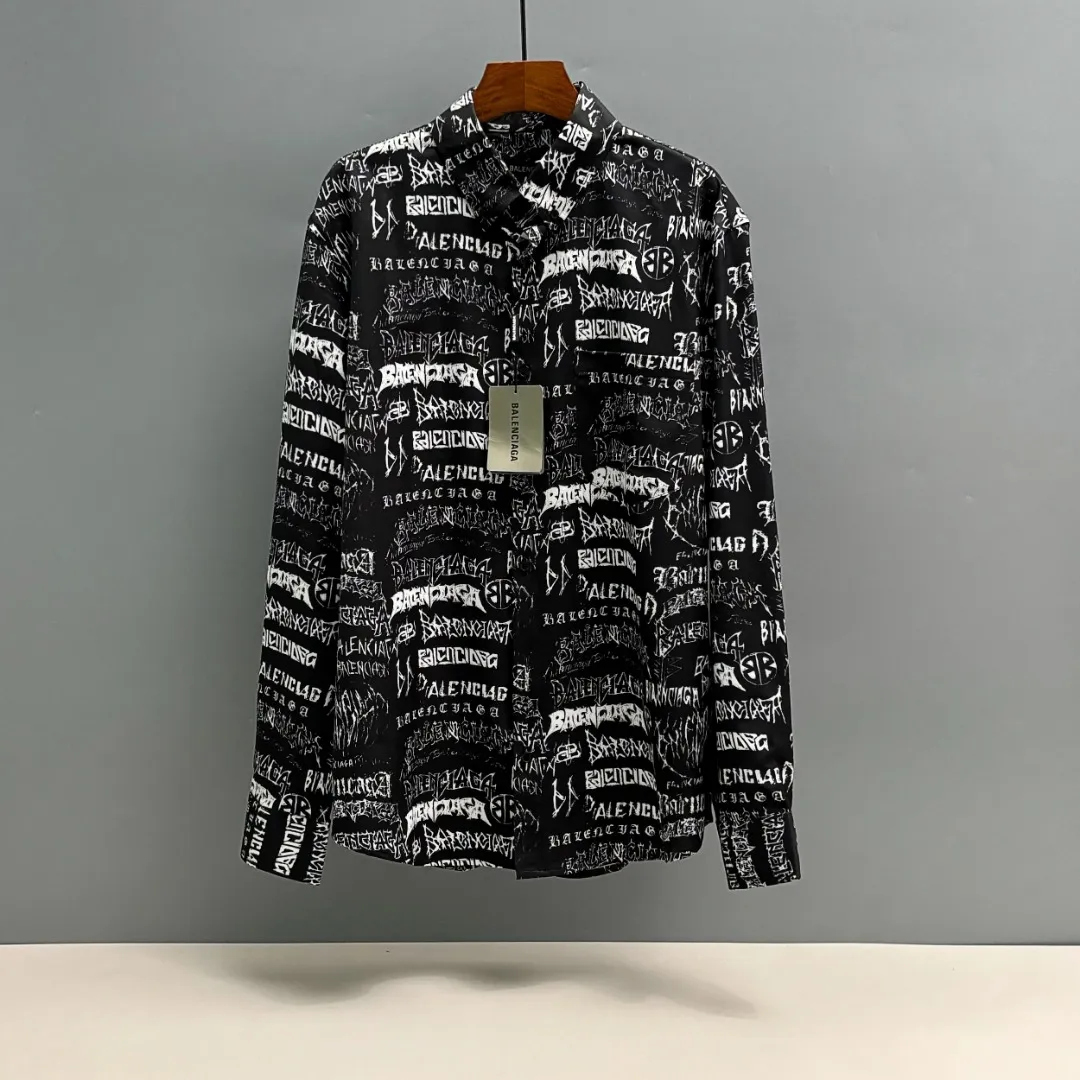 🅿️220 BALENCIAGA/Balenciaga early autumn woven printed shirt uses customized high-quality woven printed fabric. The fabric is very wide and not easy to deform. It is skin-friendly and breathable. The interwoven structure makes the fabric stretch-resistant and tear-resistant. It has outstanding wear resistance. It has a loose version. The upper body is three-dimensional. The lines are smooth and natural. From the shoulder line to the waistline to the hem, the line transition is smooth. There are no unnecessary folds or accumulation. The whole body is neat and stretched. The full-print pattern has clear edges and clean edges. The layers are clear and natural. The color is bright and does not fade or bleed. Size: S M L XL