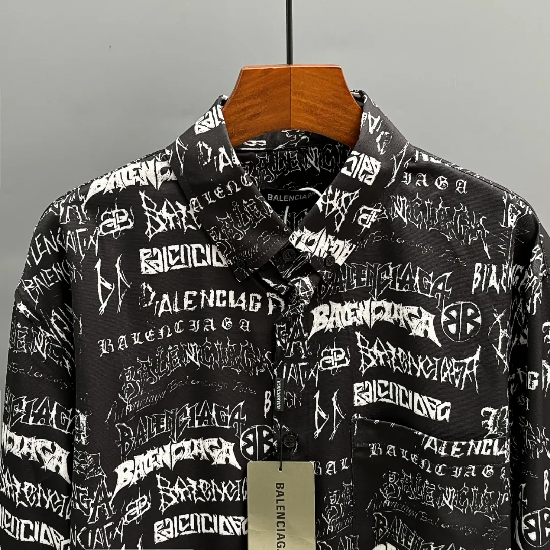 🅿️220 BALENCIAGA/Balenciaga early autumn woven printed shirt uses customized high-quality woven printed fabric. The fabric is very wide and not easy to deform. It is skin-friendly and breathable. The interwoven structure makes the fabric stretch-resistant and tear-resistant. It has outstanding wear resistance. It has a loose version. The upper body is three-dimensional. The lines are smooth and natural. From the shoulder line to the waistline to the hem, the line transition is smooth. There are no unnecessary folds or accumulation. The whole body is neat and stretched. The full-print pattern has clear edges and clean edges. The layers are clear and natural. The color is bright and does not fade or bleed. Size: S M L XL