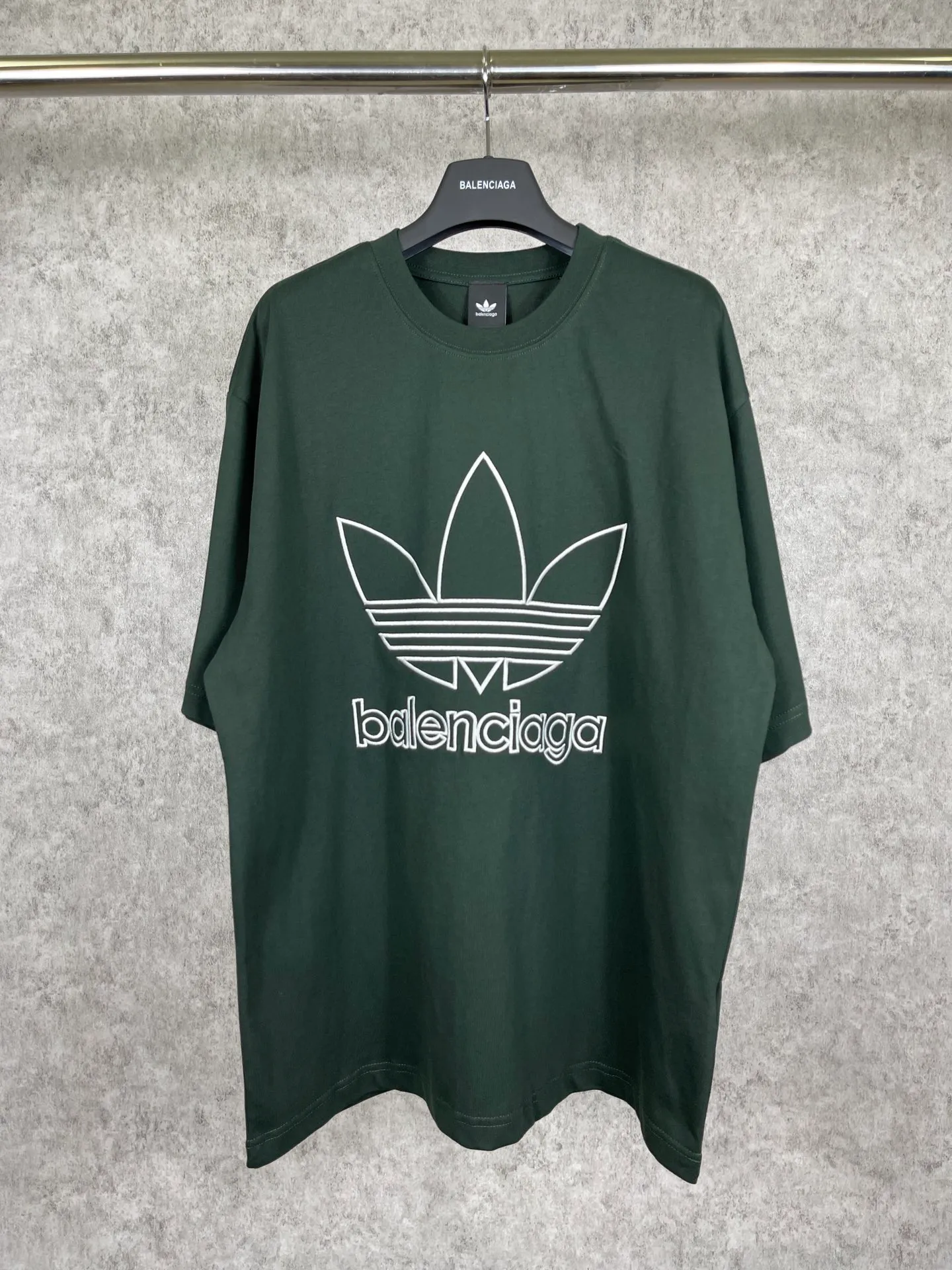 🅿️174 Real photos [Top version. Official website quality] BALENCI*GA/Paris joint Adidas front embroidered LOGO short-sleeved T-shirt# The fabric is made of Paris ZP custom-woven and dyed cotton double yarn. Weighing 260 grams, the cloth surface is clean. The cloth pattern is clear, soft and comfortable. The color fastness is good. It is not easy to change color. The threads are dyed with no color difference. The LOGO pattern letters are embroidered using imported embroidery machines, and the letters are three-dimensional and full. It is produced in Jubie market based on pictures, and comparisons are welcome. Restored brick cabinets. The version adopts OS loose shoulder design. Same style for men and women. Code: BL223059 Color: dark green. Black Size: XS to L