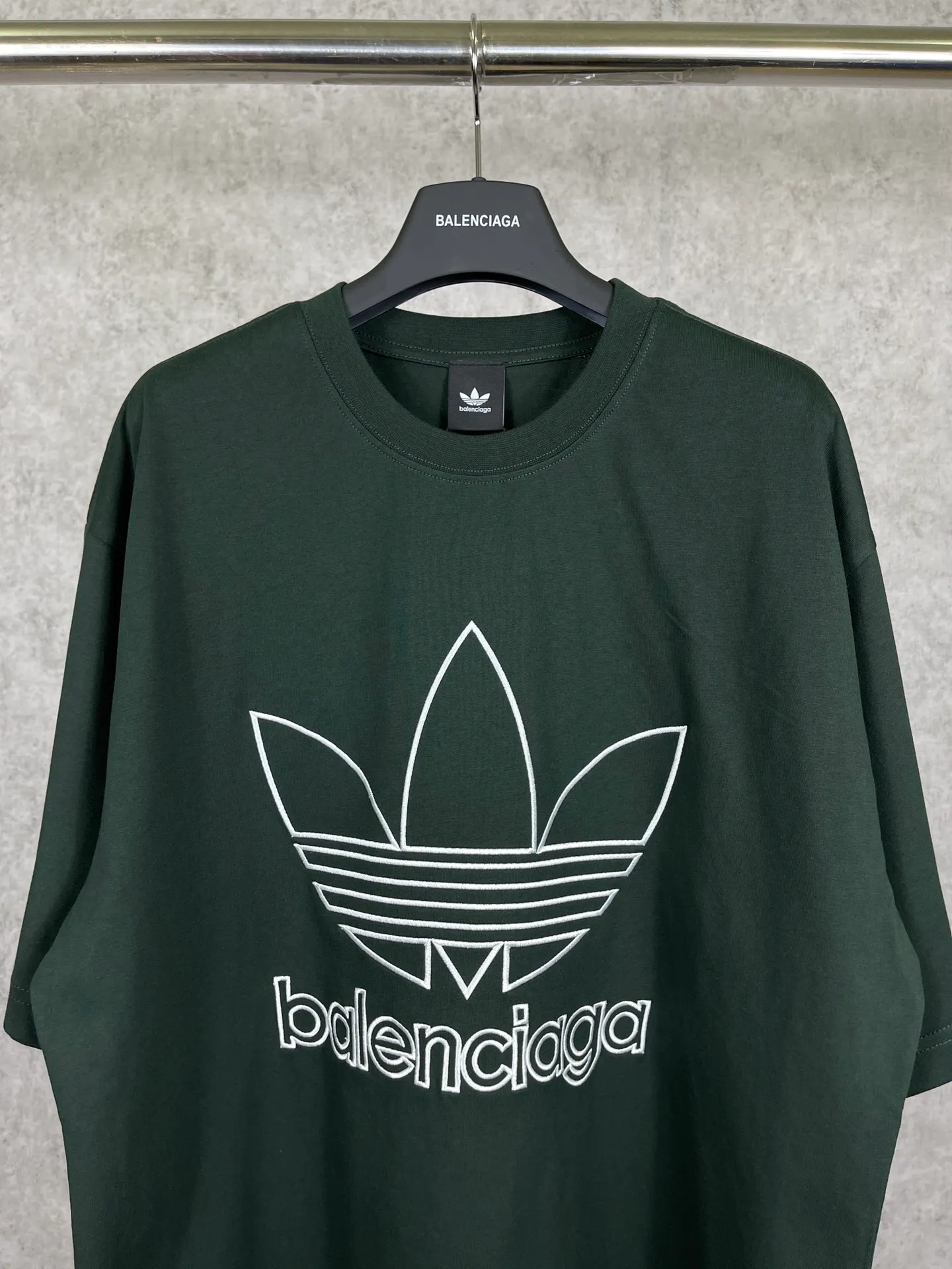 🅿️174 Real photos [Top version. Official website quality] BALENCI*GA/Paris joint Adidas front embroidered LOGO short-sleeved T-shirt# The fabric is made of Paris ZP custom-woven and dyed cotton double yarn. Weighing 260 grams, the cloth surface is clean. The cloth pattern is clear, soft and comfortable. The color fastness is good. It is not easy to change color. The threads are dyed with no color difference. The LOGO pattern letters are embroidered using imported embroidery machines, and the letters are three-dimensional and full. It is produced in Jubie market based on pictures, and comparisons are welcome. Restored brick cabinets. The version adopts OS loose shoulder design. Same style for men and women. Code: BL223059 Color: dark green. Black Size: XS to L
