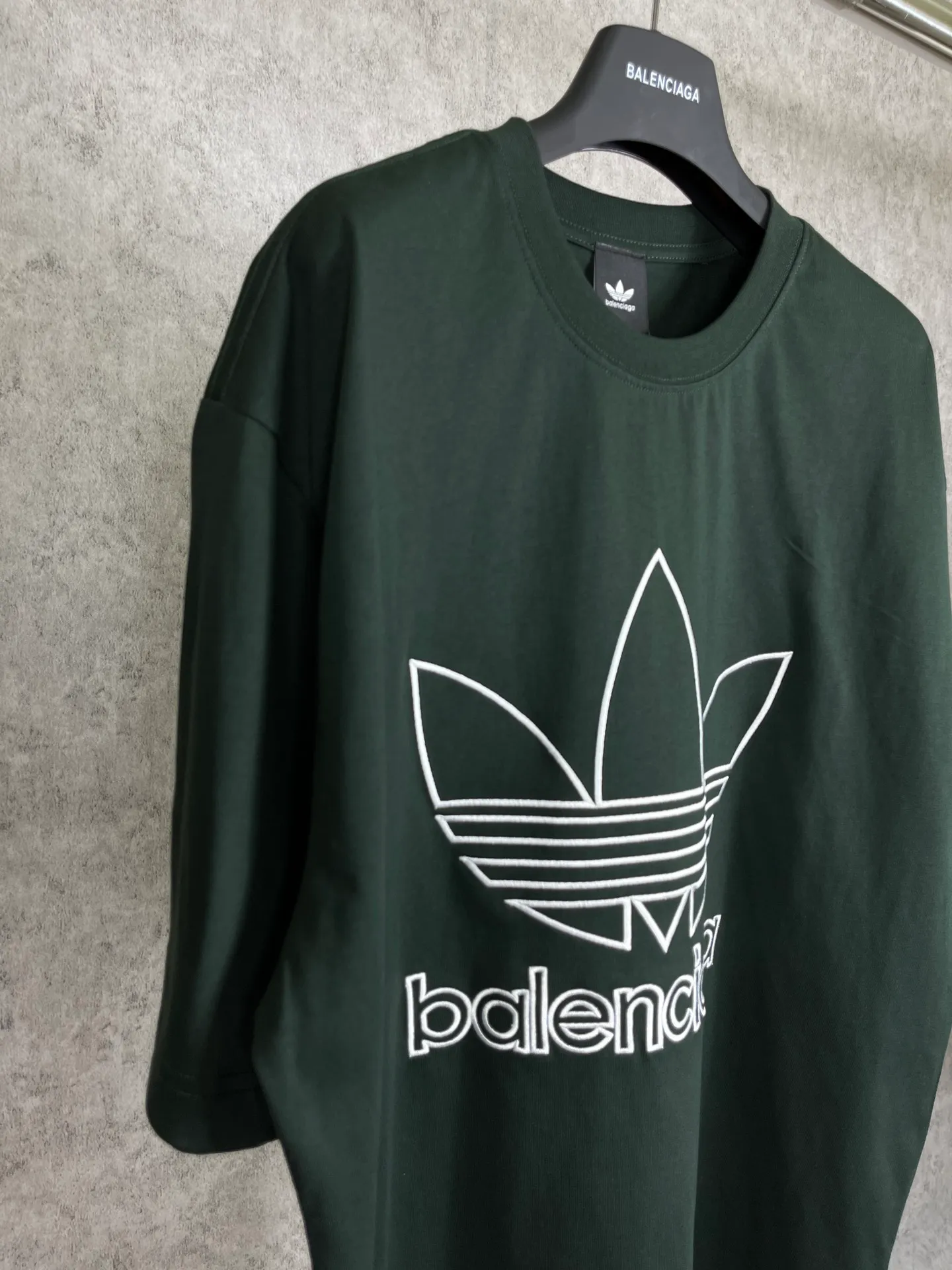🅿️174 Real photos [Top version. Official website quality] BALENCI*GA/Paris joint Adidas front embroidered LOGO short-sleeved T-shirt# The fabric is made of Paris ZP custom-woven and dyed cotton double yarn. Weighing 260 grams, the cloth surface is clean. The cloth pattern is clear, soft and comfortable. The color fastness is good. It is not easy to change color. The threads are dyed with no color difference. The LOGO pattern letters are embroidered using imported embroidery machines, and the letters are three-dimensional and full. It is produced in Jubie market based on pictures, and comparisons are welcome. Restored brick cabinets. The version adopts OS loose shoulder design. Same style for men and women. Code: BL223059 Color: dark green. Black Size: XS to L