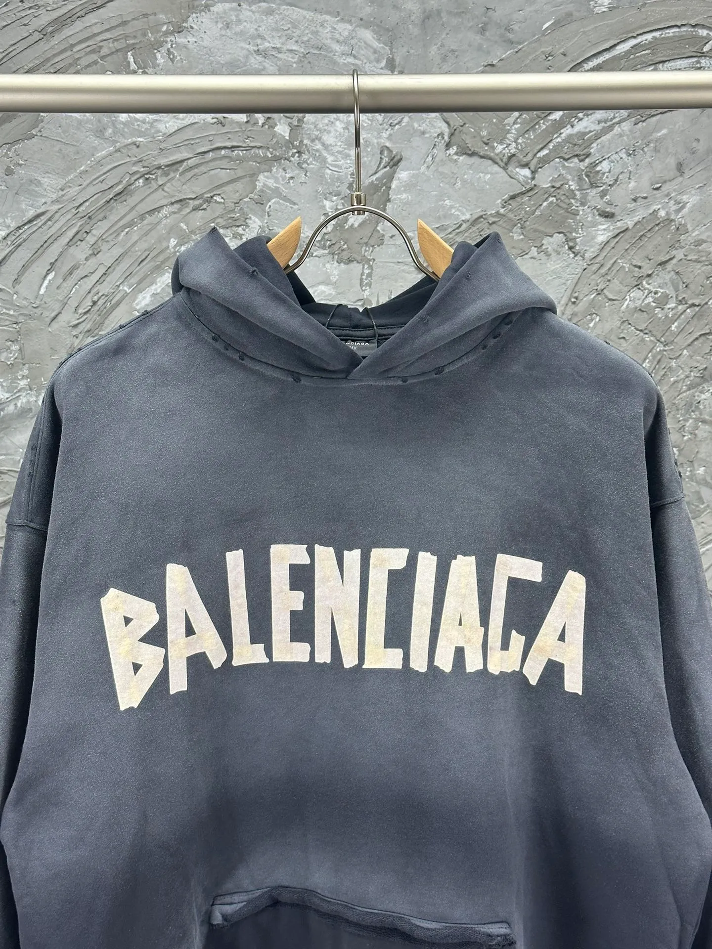 🅿️420 - BALENCI*GA 24ss Paris hot-selling tape hooded sweatshirt. The front and back panels are printed with tape direct printing. Many hand-made grinding. The ready-made clothes are washed and worn. The cloth surface is clean. The cloth pattern is clear, super heavy work. Soft and comfortable. Exclusively pattern-woven and dyed 450g fabric. Threads are dyed in the same vat with zero color difference. Different from the market currency. The version adopts os loose shoulder version. Welcome to compare, same style for men and women. -Color: Iron gray blue, Paris blue, washed black, burgundy, fluorescent yellow, green, khaki -SIZE: XS S M L style number 8912#