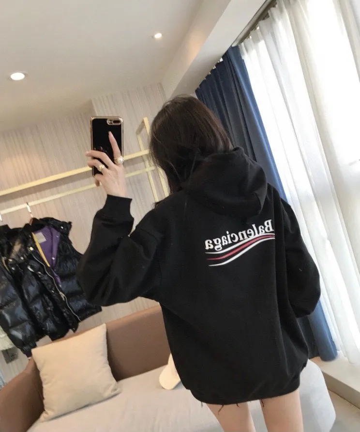 ♻️💯Reference model picture for the upper body❤️The top tested version of Balenciaga BALENCIAGA classic cola wave print hooded sweatshirt. ZP pattern original development. 1:1 customized accessories. Packaging (including logo Sydney paper + new main mark + washing + hang tag). The whole sweatshirt is made of 460g pure cotton large terry, and the wet weight can reach 490, which is full of thickness. The printing uses the Israeli Kornit digital direct-injection process. The dye is added with 0.028 granular nano-plastics. When sprayed on the fabric, it has strong adhesion and is not afraid of strong washing and exposure (it is recommended to take care of the clothes), ensuring that the printing will not fall off after wearing. Customized washing, labeling, accessories, and hardware can reach professional standards. Whole piece of clothing, hat string, threaded fabric, produced in the same vat, 0 color difference, color: black, size: XS-L P:430