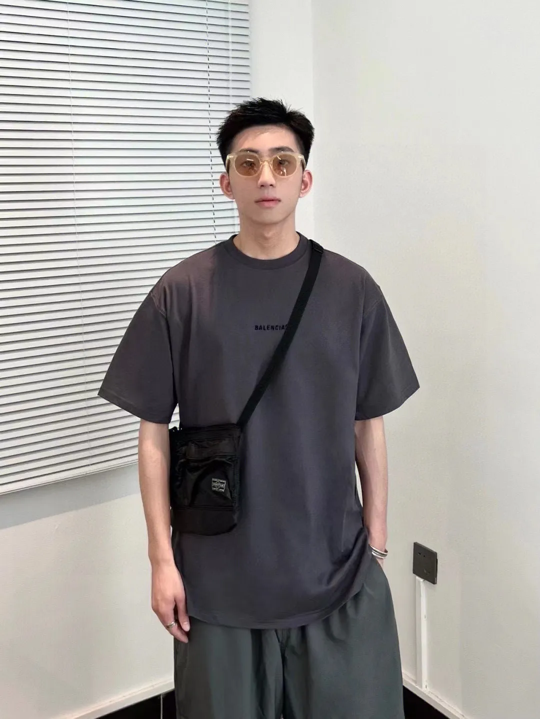 ♻️💯Upper body reference model picture❤️Top tested version BALENCIAGA Paris classic letter embroidery male and female couple star same style pure cotton loose short-sleeved T-shirt T-shirt seems to be a simple classic. The garment-making process is extremely complicated. It uses imported Tajima machine heavy-duty high-density embroidery. Fine embroidery without rough edges and stray threads is very tight. The uneven texture is obvious. 4w needle heavy embroidery for ready-made clothes. Breaking the traditional process of embroidering first and then sewing. The embroidery process is different from the market currency. Highly restore the yb effect. Custom-woven and dyed 280 grams of new color fabrics. Custom-dyed threads in the same vat with zero color difference. Exclusive high quality. Comparison welcome. Same style for men and women. Color: Dark Purple Size: XS-L P:260