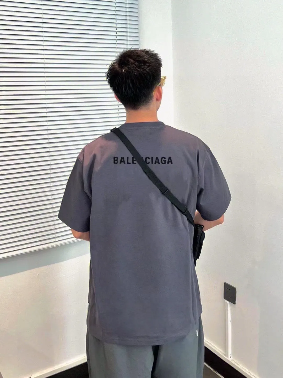 ♻️💯Upper body reference model picture❤️Top tested version BALENCIAGA Paris classic letter embroidery male and female couple star same style pure cotton loose short-sleeved T-shirt T-shirt seems to be a simple classic. The garment-making process is extremely complicated. It uses imported Tajima machine heavy-duty high-density embroidery. Fine embroidery without rough edges and stray threads is very tight. The uneven texture is obvious. 4w needle heavy embroidery for ready-made clothes. Breaking the traditional process of embroidering first and then sewing. The embroidery process is different from the market currency. Highly restore the yb effect. Custom-woven and dyed 280 grams of new color fabrics. Custom-dyed threads in the same vat with zero color difference. Exclusive high quality. Comparison welcome. Same style for men and women. Color: Dark Purple Size: XS-L P:260
