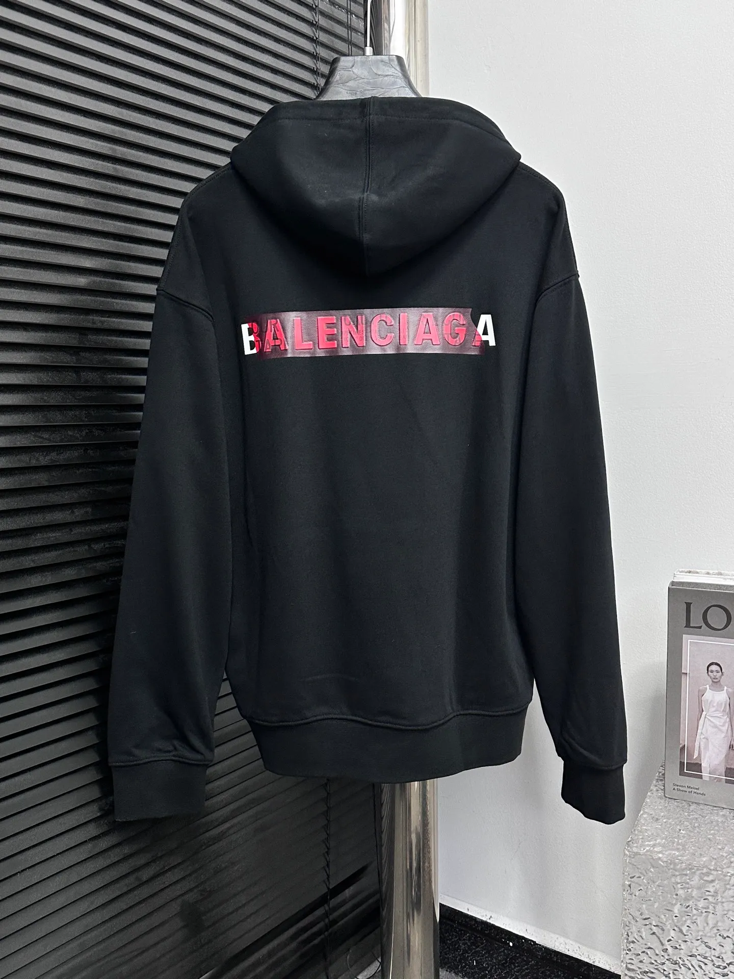 🅿️330 【BALENCIaGA】Paris small letter hooded sweatshirt. The fabric surface is clean. The fabric pattern is clear, soft and comfortable. The threads are dyed with no color difference. The tape is stamped with imported transparent glue. The effect is three-dimensional. Restore brick cabinets, adopt OS loose shoulder style. Same style for men and women. Size: S-XL