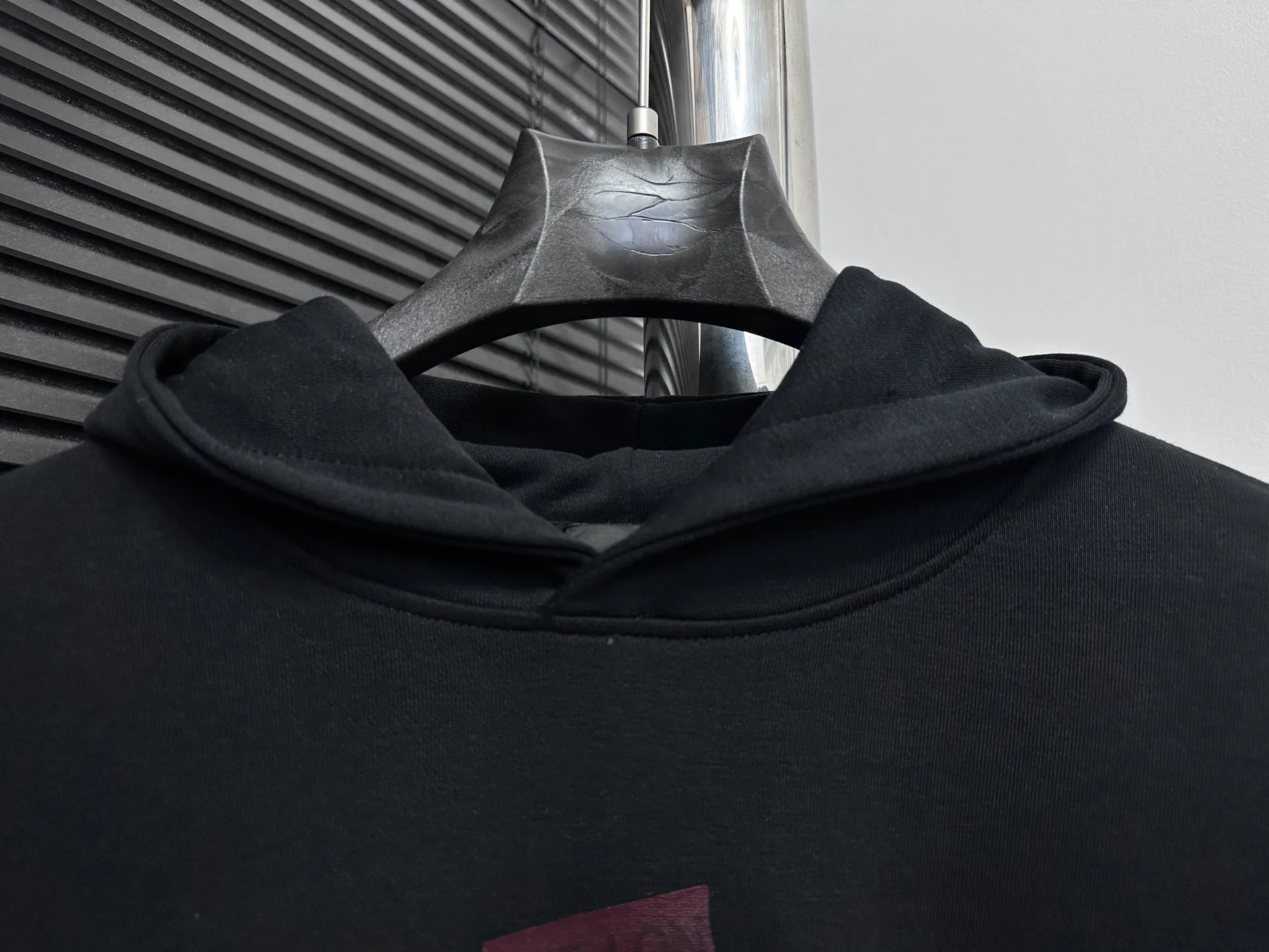 🅿️330 【BALENCIaGA】Paris small letter hooded sweatshirt. The fabric surface is clean. The fabric pattern is clear, soft and comfortable. The threads are dyed with no color difference. The tape is stamped with imported transparent glue. The effect is three-dimensional. Restore brick cabinets, adopt OS loose shoulder style. Same style for men and women. Size: S-XL