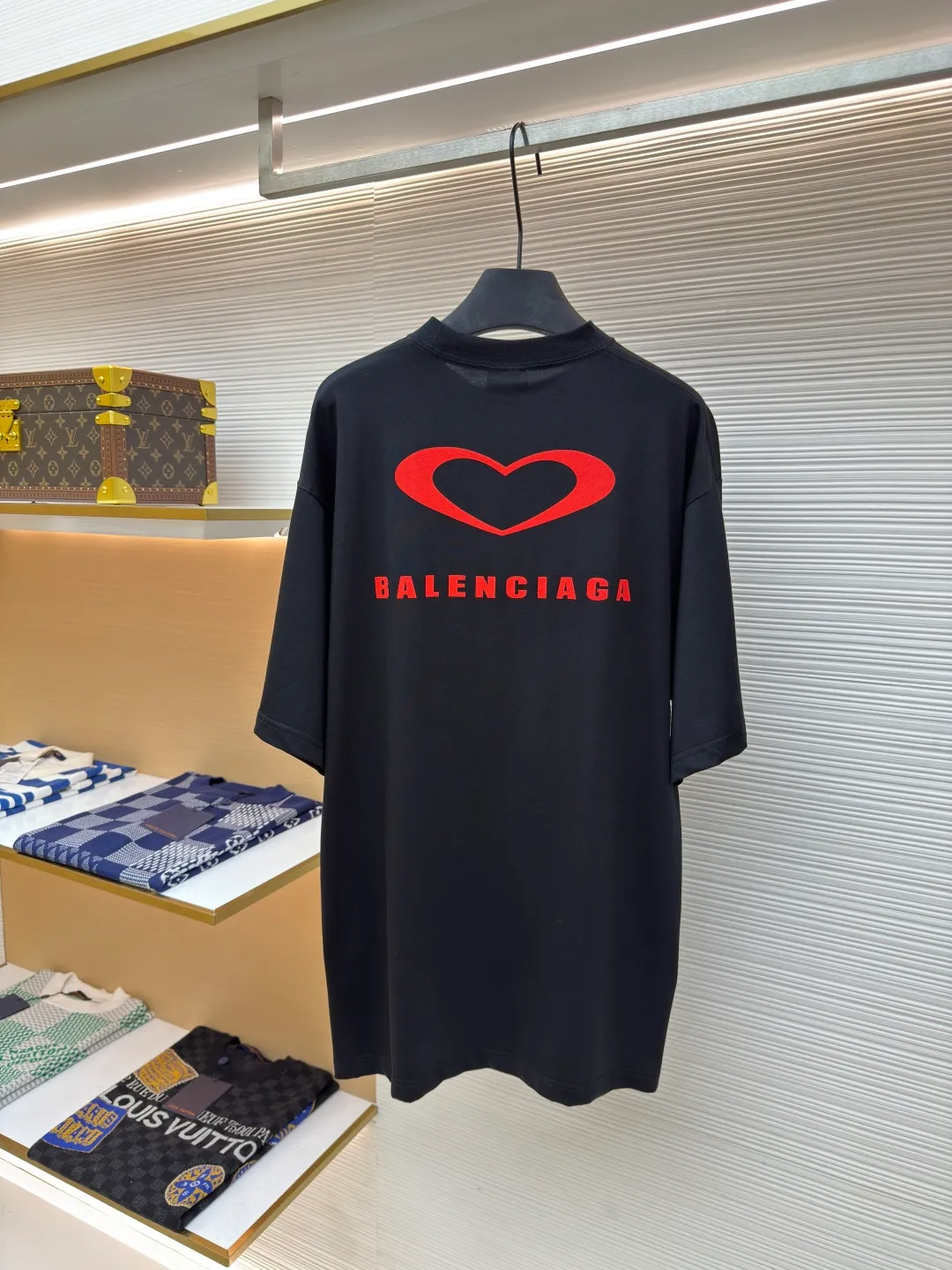 Balenciaga Paris Chinese Valentine's Day limited edition ●Authentic product: 4599 purchase and development ●Item number: 1680003-A00 ●Fabric: custom-dyed pure cotton fabric ●Technology: embroidery production ●Version: loose version ●Weight: about 245 grams ●Size: XS-S-M-L ●Description: The fabric is made of Paris ZP custom-woven and custom-dyed cotton double yarn. Weighing 260 grams, the cloth surface is clean. The cloth pattern is clear, soft and comfortable, and the threads are dyed with no color difference. The embroidery is done using imported Tajima embroidery machines. The printing uses environmentally friendly imported rubber paddles. The letters are clear and the effect is three-dimensional. The version adopts OS loose shoulder design. The same style for men and women. The overall wiring is straight and delicate, the fabric is comfortable and soft, and the color is consistent without color difference. It can be matched with the same style to create a fashionable look and control various occasions. Customized accessories, complete with three standards, same style for men and women!