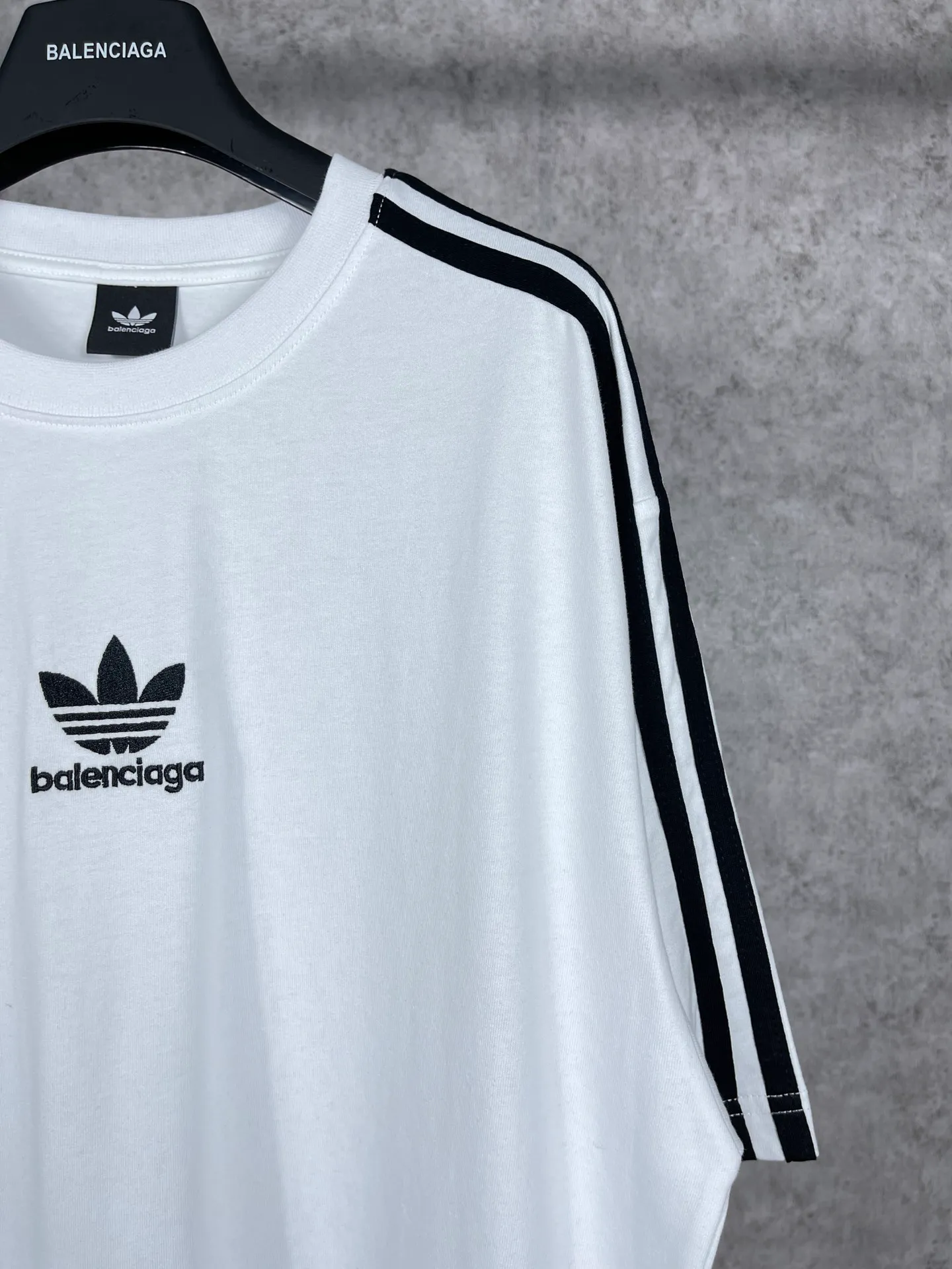 🅿️186 Real photos [Top version. Official website quality] BALENCI*GA/Paris co-branded Adidas three-leaf clover three-stripe LOGO embroidered short-sleeved T-shirt# The fabric is made of Paris ZP custom-woven and dyed cotton double yarn. Weighing 260 grams, the cloth surface is clean. The cloth pattern is clear, soft and comfortable. The threads are dyed with no color difference. The classic pattern embroidery uses imported embroidery, and the letters are clear, three-dimensional and without rough edges. Jubie market produces pictures based on pictures. Welcome to compare. The version adopts OS loose shoulder design. Same style for men and women. Coding: BL223018 Color: black, white, blue, pink, red, royal blue Size: XS to L
