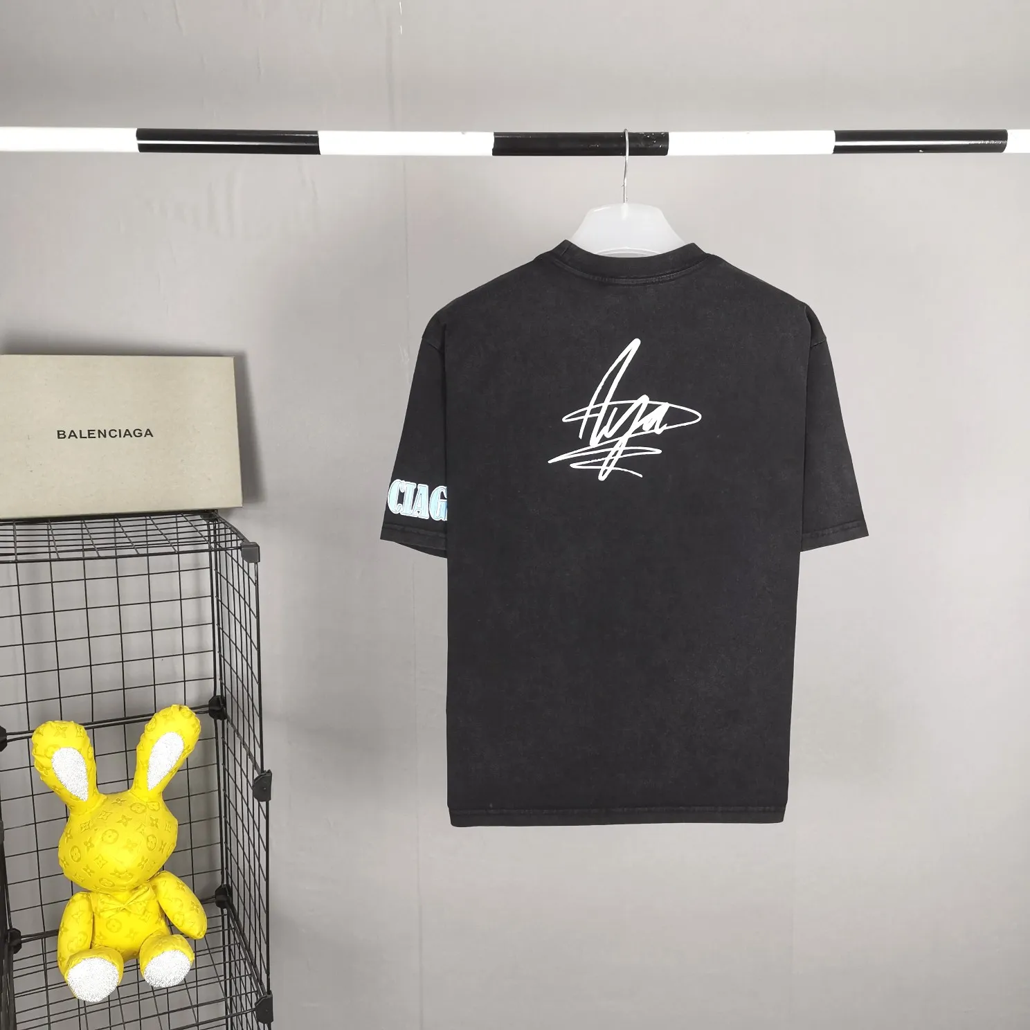 Top tested version 22SS new model BALENCIAGA Balenciaga co-branded Aya rock girl portrait print burst pattern discharge dye male and female couple star same style pure cotton short sleeves heavy industry, heavy industry. This chest print alone was printed more than 20 times, and I almost gave up several times. With a QR code scanning machine, there is no way to successfully scan the original version, as the color alternation is too complicated. Because the transitional fast colors are too close, they must be manually debugged multiple times. The printing uses a combination of discharge dyeing + direct injection. There is no glue base for printing. The dye is completely combined with the fabric. The printing anti-counterfeiting can be torn at any time without damaging the printing. The cuff printing adopts the burst pattern technology, which bursts naturally. It can also be pulled apart manually. The fabric of the clothes is made of snowflake color and is pre-shrunk and washed in 2 washes. It is guaranteed that the clothes will not fade, have no re-dyed and odor, and the details will never matter. The fabric weighs up to 300g after washing. Color: Washed Gray Size: XS-L P:320
