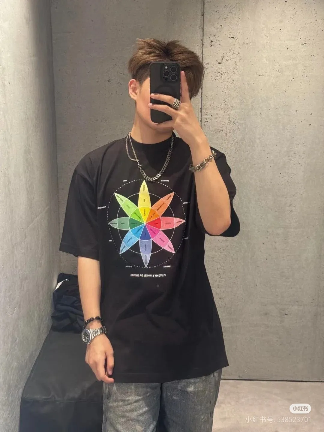 ♻️💯Upper body reference model picture❤️Top version BALENCIAGA/Balenciaga 2024 SS color compass printed short-sleeved T-shirt ✅No.1 quality in this market Real ceiling quality ✅Note that zp is white and dark purple, not black! Look at the black picture in the market and make the wrong version of the goods! Welcome to compare! ✅All original development, pay attention to detailed pictures, avoid mixed sales of stolen pictures ✅Correct 260g custom-woven and dyed double yarn fabric, soft and comfortable, does not fade ✅Correctly imported Conley machine, environmentally friendly glue material direct-injection printing, no hand-feeling letters, clear and three-dimensional, firm and does not fall off It’s not just words. You are welcome to compare with peers. 2. Each model is produced by the company, and the details of workmanship and fabrics are consistent with the original ones. It is guaranteed that there will be no color difference with the counters. Reproduction is not scary. Whoever fakes it will be embarrassed. It’s not shameful to make a replica, it’s shameful if you can’t buy the correct version if you make a replica. 3. Note that the threaded collars are all original collars of certain countries and regions, with high wrapping. The width of the neckline and cabinets are accurate to the millimeter. Thick necklines are not easy to deform. The collars of high-end products are all restored cabinets. They are different from the big collars in the world. Ordinary garbage short-sleeves are printed with a print. The clavicle of the upper body is exposed. Please be patient. Customers who have bought genuine products or have seen genuine products will come back to place orders again. This is quality. This is quality. 4. Different styles of washed wheat main wheat, including imported wheat, have different colors and codes. Really restore the counter. As we all know, Balenciaga has different English or different colors on the collar labels of each quarter. This distinguishes the fast food products with the same common main wheat washed wheat. 5. Pay attention to the workmanship. The stitching at the neckline has no folds, smooth and natural without overlapping lines, and truly restores this. This is something that many people cannot do. 6. The fabric is made of 260g Paris-specific double yarn. No one can make better fabrics than my family. There's really no way to compare it with the ordinary version on the market. Respect it. It's genuine and costs thousands of dollars anyway. Don't buy street stalls. Quality 7. The workmanship is fully restored. The packaging is fully restored. The cost is huge. 8. I guarantee here that this is the highest quality you can find. Size: XS-S-M-L (the correct version is very large) P:260