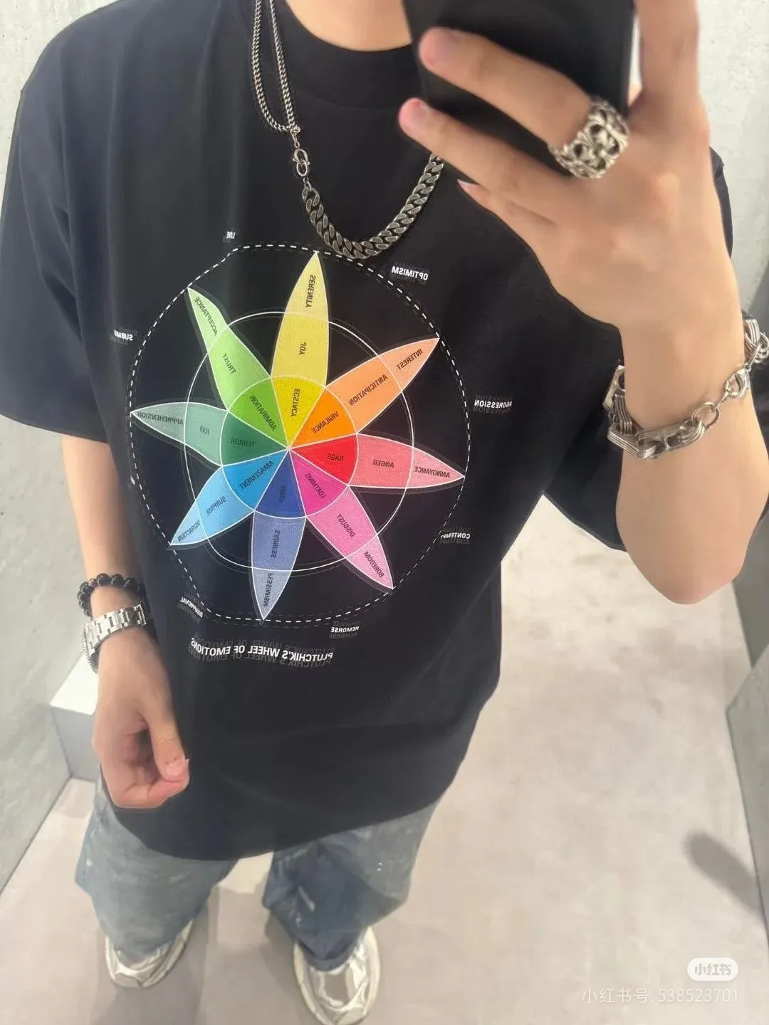 ♻️💯Upper body reference model picture❤️Top version BALENCIAGA/Balenciaga 2024 SS color compass printed short-sleeved T-shirt ✅No.1 quality in this market Real ceiling quality ✅Note that zp is white and dark purple, not black! Look at the black picture in the market and make the wrong version of the goods! Welcome to compare! ✅All original development, pay attention to detailed pictures, avoid mixed sales of stolen pictures ✅Correct 260g custom-woven and dyed double yarn fabric, soft and comfortable, does not fade ✅Correctly imported Conley machine, environmentally friendly glue material direct-injection printing, no hand-feeling letters, clear and three-dimensional, firm and does not fall off It’s not just words. You are welcome to compare with peers. 2. Each model is produced by the company, and the details of workmanship and fabrics are consistent with the original ones. It is guaranteed that there will be no color difference with the counters. Reproduction is not scary. Whoever fakes it will be embarrassed. It’s not shameful to make a replica, it’s shameful if you can’t buy the correct version if you make a replica. 3. Note that the threaded collars are all original collars of certain countries and regions, with high wrapping. The width of the neckline and cabinets are accurate to the millimeter. Thick necklines are not easy to deform. The collars of high-end products are all restored cabinets. They are different from the big collars in the world. Ordinary garbage short-sleeves are printed with a print. The clavicle of the upper body is exposed. Please be patient. Customers who have bought genuine products or have seen genuine products will come back to place orders again. This is quality. This is quality. 4. Different styles of washed wheat main wheat, including imported wheat, have different colors and codes. Really restore the counter. As we all know, Balenciaga has different English or different colors on the collar labels of each quarter. This distinguishes the fast food products with the same common main wheat washed wheat. 5. Pay attention to the workmanship. The stitching at the neckline has no folds, smooth and natural without overlapping lines, and truly restores this. This is something that many people cannot do. 6. The fabric is made of 260g Paris-specific double yarn. No one can make better fabrics than my family. There's really no way to compare it with the ordinary version on the market. Respect it. It's genuine and costs thousands of dollars anyway. Don't buy street stalls. Quality 7. The workmanship is fully restored. The packaging is fully restored. The cost is huge. 8. I guarantee here that this is the highest quality you can find. Size: XS-S-M-L (the correct version is very large) P:260