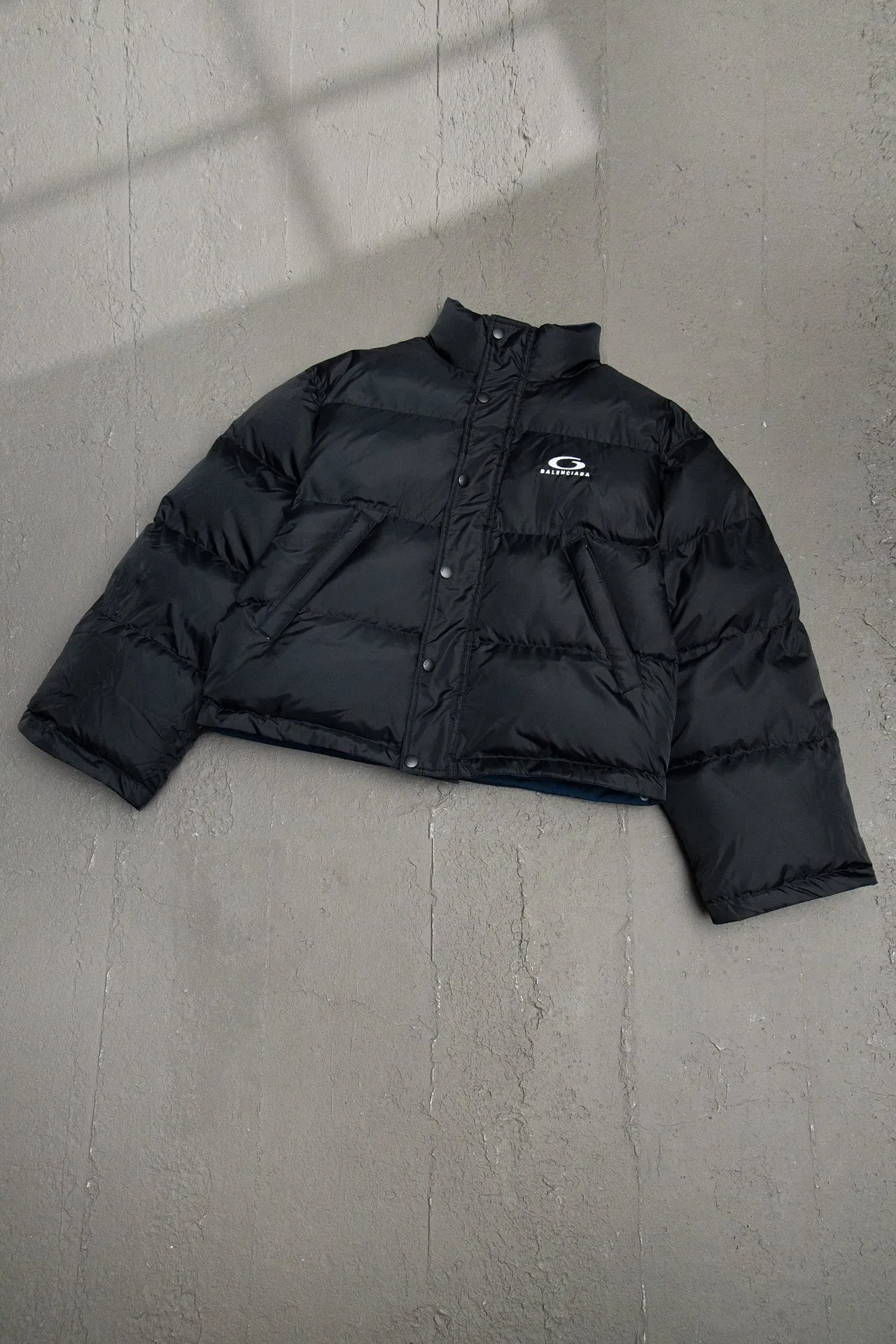 💰840 [Highest version] Balenciaga BLCG 24FW half-circle embroidered front and back double-sided pinned stand-up collar down jacket. Original development. Correct version. Made of 100% polyester woven vermilion fabric. The fabric has a level 4 water-repellent coating process. The front and back are made of the same fabric. 3D laser cutting. The whole body follows the original cocoon design. The interior is made of double-layer 330 gallbladder. Filled with 500 grams of Xinjiang pearl particle cotton. Zipper pockets on both sides machine embroidered by Tajima high-speed embroidery machine. Three-dimensional and full. Elastic elastic spring buckle design at the hem. Special machine eyelets for placket opening. A total of four holes so that the pin can be buckled on both sides. Exclusive mold-opening and original logo hardware pins to distinguish market currencies. Mold-opening and customizing hardware zippers. Front and reverse track pullers. Opening the mold to customize the original air eye. Opening the mold to customize the original logo double-hole limit buckle. Original main mark, washed tag brand packaging Color: Picture color Size: 46/48/50/52 Size chart: Length Chest Shoulder width Sleeve length 46: 66 125 57 64 48: 68 129 58 65 50: 70 132 59 66 52: 72 136 60 67 Note: There is a difference of 1~2CM due to manual measurement.