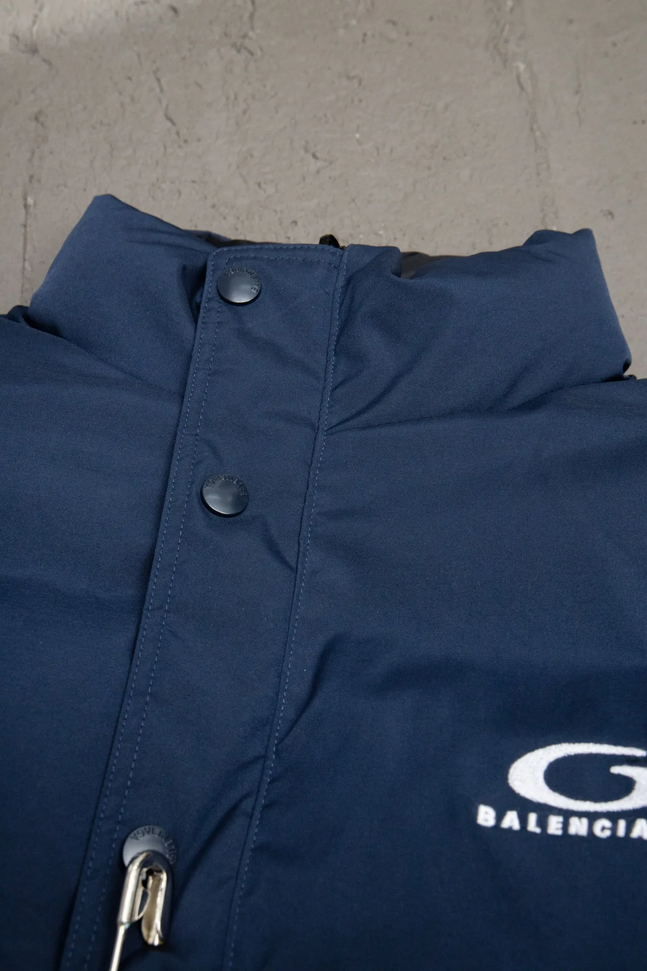 💰840 [Highest version] Balenciaga BLCG 24FW half-circle embroidered front and back double-sided pinned stand-up collar down jacket. Original development. Correct version. Made of 100% polyester woven vermilion fabric. The fabric has a level 4 water-repellent coating process. The front and back are made of the same fabric. 3D laser cutting. The whole body follows the original cocoon design. The interior is made of double-layer 330 gallbladder. Filled with 500 grams of Xinjiang pearl particle cotton. Zipper pockets on both sides machine embroidered by Tajima high-speed embroidery machine. Three-dimensional and full. Elastic elastic spring buckle design at the hem. Special machine eyelets for placket opening. A total of four holes so that the pin can be buckled on both sides. Exclusive mold-opening and original logo hardware pins to distinguish market currencies. Mold-opening and customizing hardware zippers. Front and reverse track pullers. Opening the mold to customize the original air eye. Opening the mold to customize the original logo double-hole limit buckle. Original main mark, washed tag brand packaging Color: Picture color Size: 46/48/50/52 Size chart: Length Chest Shoulder width Sleeve length 46: 66 125 57 64 48: 68 129 58 65 50: 70 132 59 66 52: 72 136 60 67 Note: There is a difference of 1~2CM due to manual measurement.