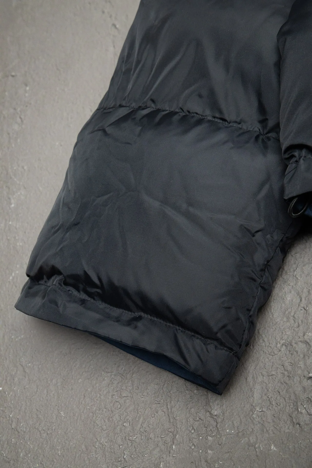 💰840 [Highest version] Balenciaga BLCG 24FW half-circle embroidered front and back double-sided pinned stand-up collar down jacket. Original development. Correct version. Made of 100% polyester woven vermilion fabric. The fabric has a level 4 water-repellent coating process. The front and back are made of the same fabric. 3D laser cutting. The whole body follows the original cocoon design. The interior is made of double-layer 330 gallbladder. Filled with 500 grams of Xinjiang pearl particle cotton. Zipper pockets on both sides machine embroidered by Tajima high-speed embroidery machine. Three-dimensional and full. Elastic elastic spring buckle design at the hem. Special machine eyelets for placket opening. A total of four holes so that the pin can be buckled on both sides. Exclusive mold-opening and original logo hardware pins to distinguish market currencies. Mold-opening and customizing hardware zippers. Front and reverse track pullers. Opening the mold to customize the original air eye. Opening the mold to customize the original logo double-hole limit buckle. Original main mark, washed tag brand packaging Color: Picture color Size: 46/48/50/52 Size chart: Length Chest Shoulder width Sleeve length 46: 66 125 57 64 48: 68 129 58 65 50: 70 132 59 66 52: 72 136 60 67 Note: There is a difference of 1~2CM due to manual measurement.