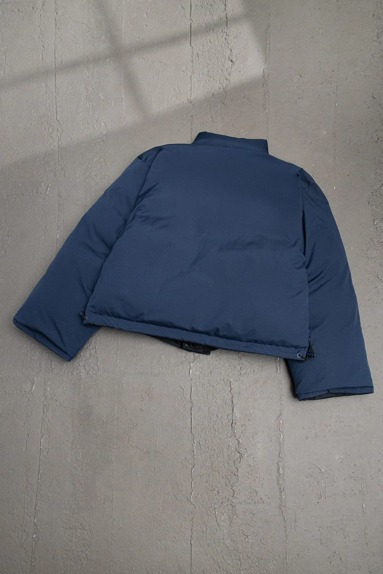💰840 [Highest version] Balenciaga BLCG 24FW half-circle embroidered front and back double-sided pinned stand-up collar down jacket. Original development. Correct version. Made of 100% polyester woven vermilion fabric. The fabric has a level 4 water-repellent coating process. The front and back are made of the same fabric. 3D laser cutting. The whole body follows the original cocoon design. The interior is made of double-layer 330 gallbladder. Filled with 500 grams of Xinjiang pearl particle cotton. Zipper pockets on both sides machine embroidered by Tajima high-speed embroidery machine. Three-dimensional and full. Elastic elastic spring buckle design at the hem. Special machine eyelets for placket opening. A total of four holes so that the pin can be buckled on both sides. Exclusive mold-opening and original logo hardware pins to distinguish market currencies. Mold-opening and customizing hardware zippers. Front and reverse track pullers. Opening the mold to customize the original air eye. Opening the mold to customize the original logo double-hole limit buckle. Original main mark, washed tag brand packaging Color: Picture color Size: 46/48/50/52 Size chart: Length Chest Shoulder width Sleeve length 46: 66 125 57 64 48: 68 129 58 65 50: 70 132 59 66 52: 72 136 60 67 Note: There is a difference of 1~2CM due to manual measurement.