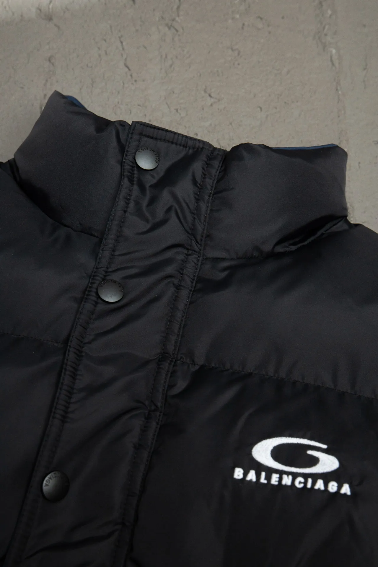 💰840 [Highest version] Balenciaga BLCG 24FW half-circle embroidered front and back double-sided pinned stand-up collar down jacket. Original development. Correct version. Made of 100% polyester woven vermilion fabric. The fabric has a level 4 water-repellent coating process. The front and back are made of the same fabric. 3D laser cutting. The whole body follows the original cocoon design. The interior is made of double-layer 330 gallbladder. Filled with 500 grams of Xinjiang pearl particle cotton. Zipper pockets on both sides machine embroidered by Tajima high-speed embroidery machine. Three-dimensional and full. Elastic elastic spring buckle design at the hem. Special machine eyelets for placket opening. A total of four holes so that the pin can be buckled on both sides. Exclusive mold-opening and original logo hardware pins to distinguish market currencies. Mold-opening and customizing hardware zippers. Front and reverse track pullers. Opening the mold to customize the original air eye. Opening the mold to customize the original logo double-hole limit buckle. Original main mark, washed tag brand packaging Color: Picture color Size: 46/48/50/52 Size chart: Length Chest Shoulder width Sleeve length 46: 66 125 57 64 48: 68 129 58 65 50: 70 132 59 66 52: 72 136 60 67 Note: There is a difference of 1~2CM due to manual measurement.