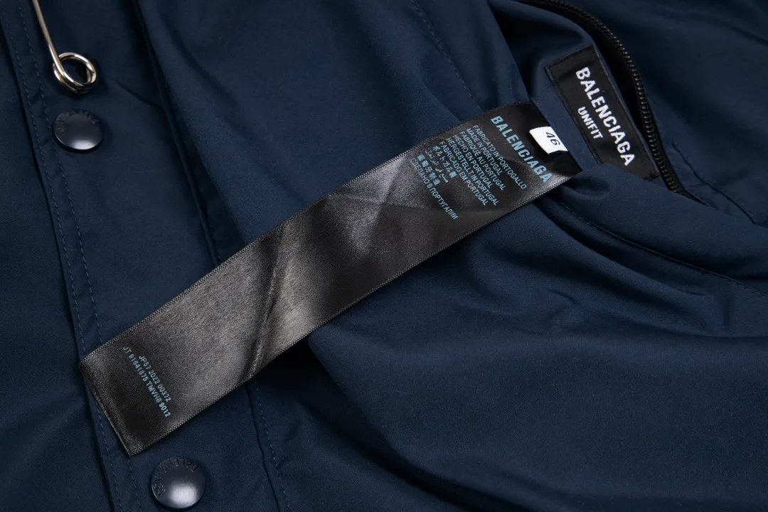 💰840 [Highest version] Balenciaga BLCG 24FW half-circle embroidered front and back double-sided pinned stand-up collar down jacket. Original development. Correct version. Made of 100% polyester woven vermilion fabric. The fabric has a level 4 water-repellent coating process. The front and back are made of the same fabric. 3D laser cutting. The whole body follows the original cocoon design. The interior is made of double-layer 330 gallbladder. Filled with 500 grams of Xinjiang pearl particle cotton. Zipper pockets on both sides machine embroidered by Tajima high-speed embroidery machine. Three-dimensional and full. Elastic elastic spring buckle design at the hem. Special machine eyelets for placket opening. A total of four holes so that the pin can be buckled on both sides. Exclusive mold-opening and original logo hardware pins to distinguish market currencies. Mold-opening and customizing hardware zippers. Front and reverse track pullers. Opening the mold to customize the original air eye. Opening the mold to customize the original logo double-hole limit buckle. Original main mark, washed tag brand packaging Color: Picture color Size: 46/48/50/52 Size chart: Length Chest Shoulder width Sleeve length 46: 66 125 57 64 48: 68 129 58 65 50: 70 132 59 66 52: 72 136 60 67 Note: There is a difference of 1~2CM due to manual measurement.