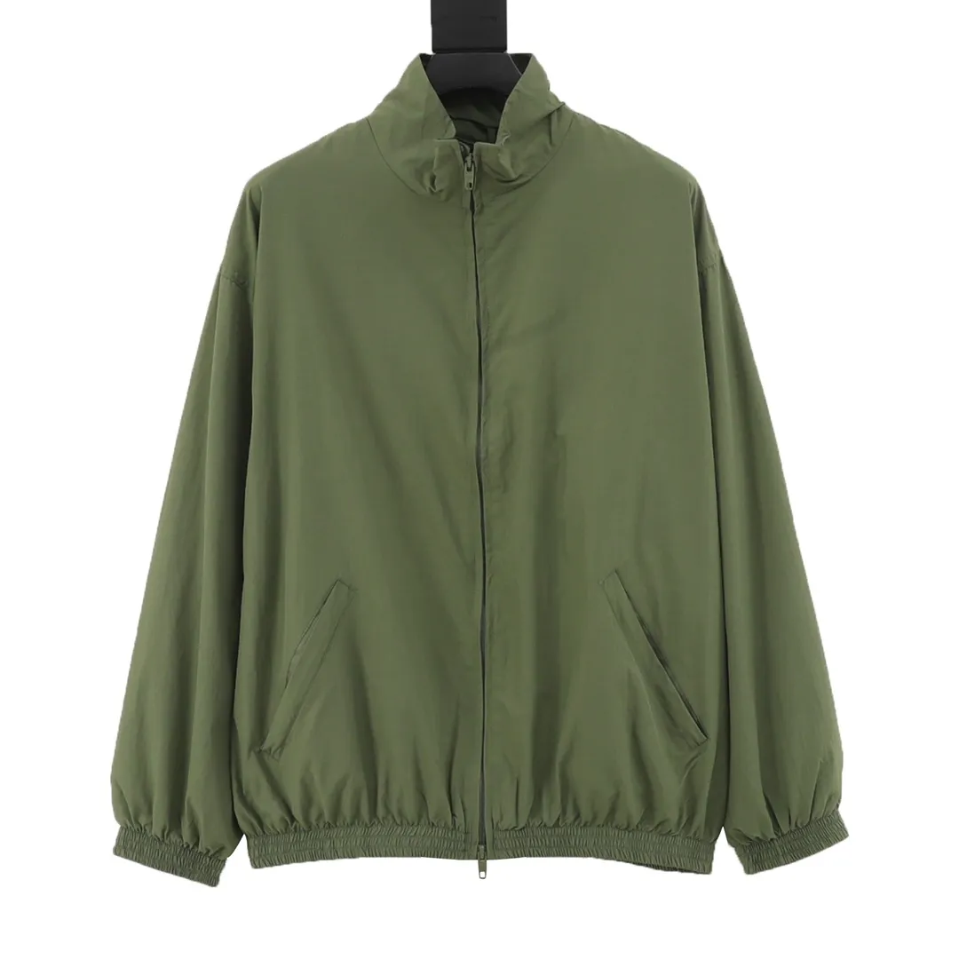 🅿️580 Balenciaga/ Balenciaga BLCG 25FW Double B black tape dark green waterproof jacket Light luxury essential item for daily commuting for men and women Correct version Welcome to compare Detailed features · Customized matte Taslan jacket fabric · The entire fabric is pre-treated with a waterproof coating · The interior is made of three-level polyester bird's eye mesh · OS ultra-loose silhouette design · Side zipper pockets Small high stand-up collar design · Internal zipper pocket design · Elastic waistband design at the hem · Customized molded hardware zippers Double slider design for jackets · Printing adopts the Israeli Kornit digital direct printing process · Original main mark washable tag brand packaging Color: dark green Size: 46-52
