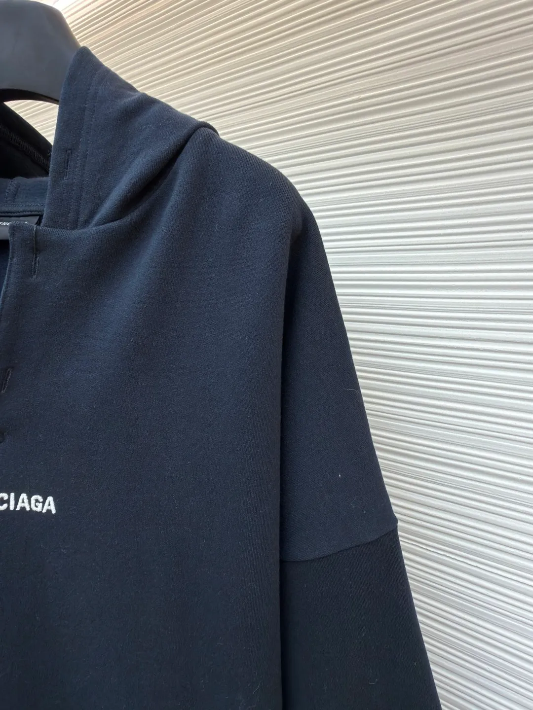Balenciaga hooded letter embroidered long-sleeved sweatshirt ●Original version: Purchased and developed for 9200 ●Item number: 1681984-A75 ●Material: terry sweatshirt fabric ●Technology: embroidery production ●Color: royal blue ●Version: Loose fit ●Weight: about 865 grams ●Size: S-M-L ●Description: Made of 380g double yarn cotton blended fabric, pre-shrunk, soft to the touch and not easily deformed. The neckline has a semi-open V-shaped design and is matched with the same material hemming process to avoid pilling when worn on and off. The brand logo on the chest uses environmentally friendly offset printing technology. The ink is thin and has strong adhesion, and it is not easy to crack after repeated washing. The body of the garment is three-dimensionally cut, with dropped shoulders. The sleeves and body are joined by overlock stitching of the same color, leaving no ends exposed on the inside. The hem and cuffs are made of high-elastic rib material, which has good resilience and is not easy to loosen. The overall stitching adopts 3cm/12-needle precision routing, and the seams are reinforced to take into account the stiffness and wearing comfort. The overall wiring is straight and delicate, the fabric is comfortable and soft, and the color is consistent without color difference. It can be matched with the same style to create a fashionable look and control various occasions. Customized accessories, complete with three standards, same style for men and women!