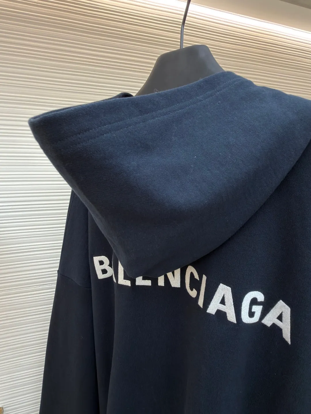 Balenciaga hooded letter embroidered long-sleeved sweatshirt ●Original version: Purchased and developed for 9200 ●Item number: 1681984-A75 ●Material: terry sweatshirt fabric ●Technology: embroidery production ●Color: royal blue ●Version: Loose fit ●Weight: about 865 grams ●Size: S-M-L ●Description: Made of 380g double yarn cotton blended fabric, pre-shrunk, soft to the touch and not easily deformed. The neckline has a semi-open V-shaped design and is matched with the same material hemming process to avoid pilling when worn on and off. The brand logo on the chest uses environmentally friendly offset printing technology. The ink is thin and has strong adhesion, and it is not easy to crack after repeated washing. The body of the garment is three-dimensionally cut, with dropped shoulders. The sleeves and body are joined by overlock stitching of the same color, leaving no ends exposed on the inside. The hem and cuffs are made of high-elastic rib material, which has good resilience and is not easy to loosen. The overall stitching adopts 3cm/12-needle precision routing, and the seams are reinforced to take into account the stiffness and wearing comfort. The overall wiring is straight and delicate, the fabric is comfortable and soft, and the color is consistent without color difference. It can be matched with the same style to create a fashionable look and control various occasions. Customized accessories, complete with three standards, same style for men and women!