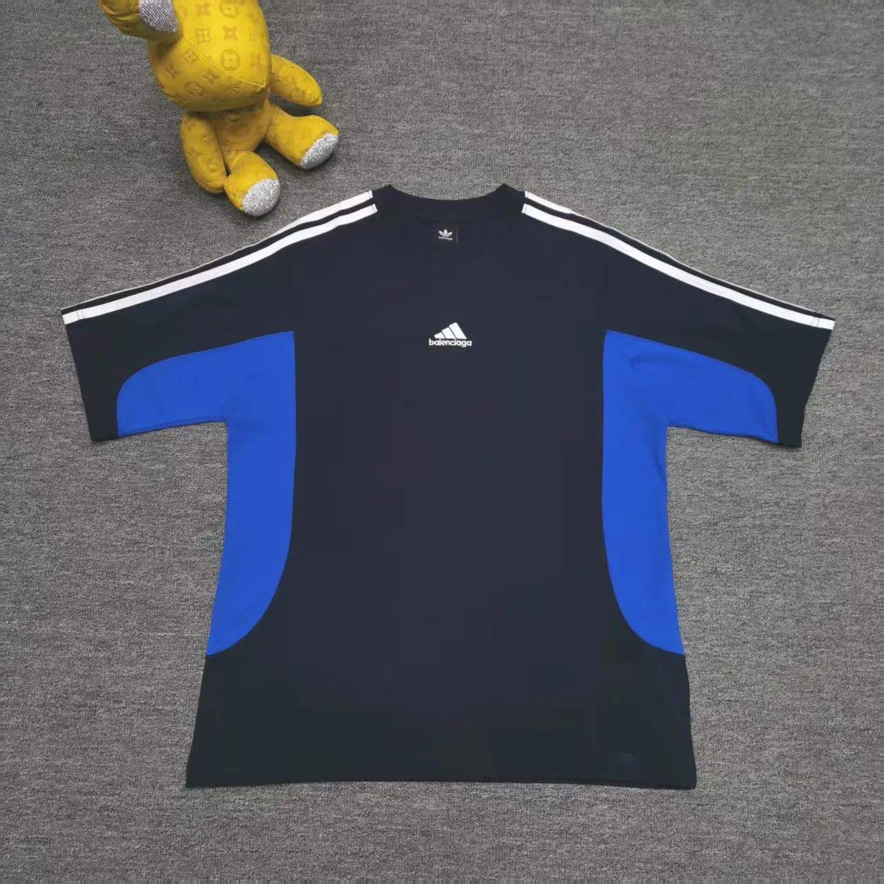 [New arrival] Top tested version BALENCIAGA/ADIDAS Balenciaga co-branded with Adidas co-branded stitched embroidered letters round neck short-sleeved T-shirt. Popular at the moment🔥Quality ceiling. It seems to be a simple printing or embroidery. In fact, it is not simple at all. 100% imported machine restoration. The details, workmanship and fabrics are consistent with the original ones. Guaranteed no color difference with the counter. Feel free to compare. ⚠️Note that the threaded necklines are all original collars of a certain Ba and Li. High degree of wrapping. The width of the neckline and cabinets are accurate to millimeters. Thick necklines are not easily deformed. The collars of high-end products are all restored to cabinets. Differentiating large collars from ordinary garbage in the world. ⚠️Different styles of washed wheat main wheat, including imported wheat, have different colors and codes. Really restore the counter. As we all know, Balenciaga’s collar labels in each quarter have different English or colors. This distinguishes fast food products from the world’s single-color main wheat washed wheat. ⚠️Pay attention to workmanship. Stitches at the collar are not folded. Smooth and natural with no overlapping lines. Really restored. ⚠️The fabric is made of 280g Paris-specific double yarn. It is really incomparable with the ordinary version on the market. Correct printing details. Correct double yarn with high weight thread. Correct packaging details. Workmanship is restored in all aspects. Packaging is restored in all aspects. P: 270 Color: Black White Navy SIZE: XS-S-M-L