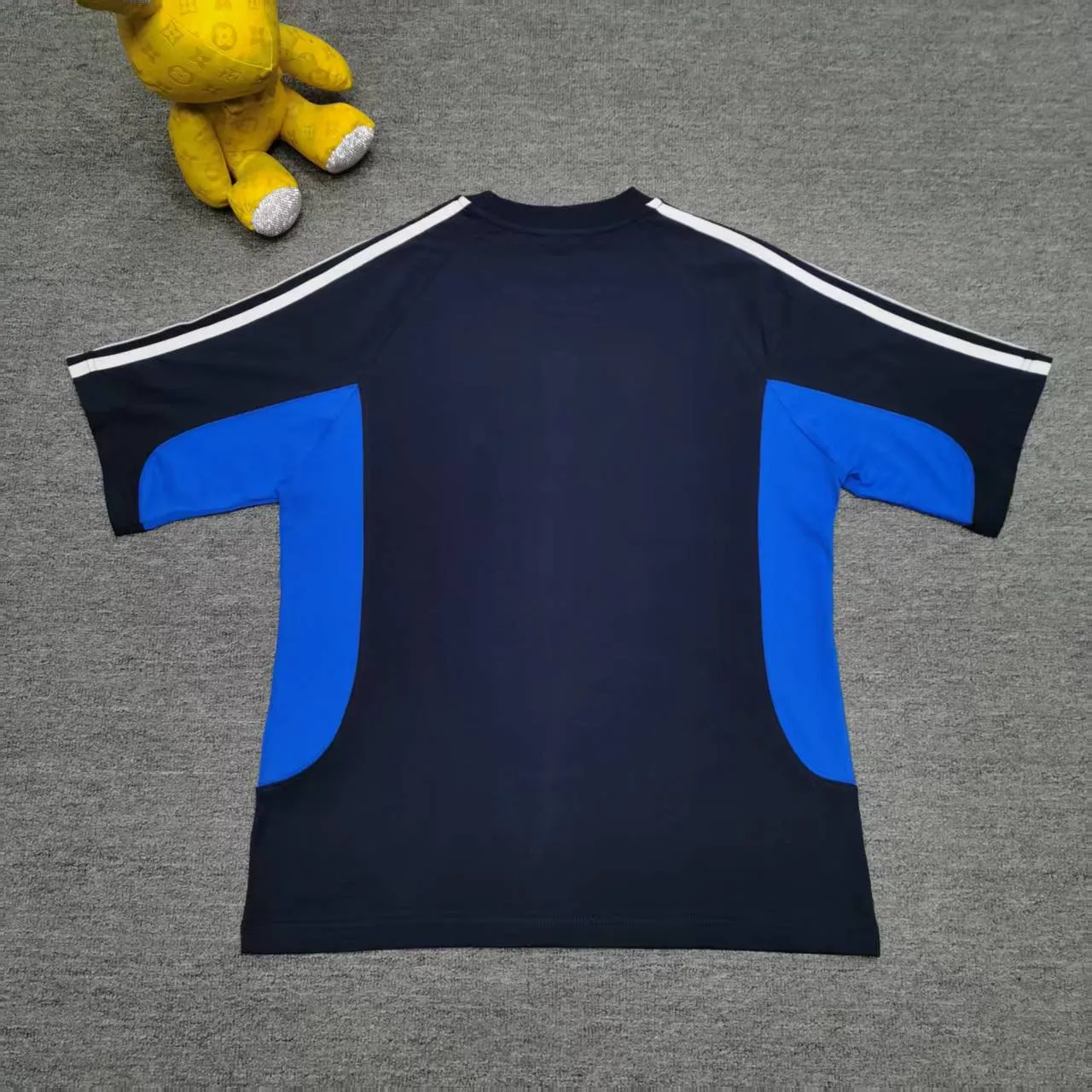 [New arrival] Top tested version BALENCIAGA/ADIDAS Balenciaga co-branded with Adidas co-branded stitched embroidered letters round neck short-sleeved T-shirt. Popular at the moment🔥Quality ceiling. It seems to be a simple printing or embroidery. In fact, it is not simple at all. 100% imported machine restoration. The details, workmanship and fabrics are consistent with the original ones. Guaranteed no color difference with the counter. Feel free to compare. ⚠️Note that the threaded necklines are all original collars of a certain Ba and Li. High degree of wrapping. The width of the neckline and cabinets are accurate to millimeters. Thick necklines are not easily deformed. The collars of high-end products are all restored to cabinets. Differentiating large collars from ordinary garbage in the world. ⚠️Different styles of washed wheat main wheat, including imported wheat, have different colors and codes. Really restore the counter. As we all know, Balenciaga’s collar labels in each quarter have different English or colors. This distinguishes fast food products from the world’s single-color main wheat washed wheat. ⚠️Pay attention to workmanship. Stitches at the collar are not folded. Smooth and natural with no overlapping lines. Really restored. ⚠️The fabric is made of 280g Paris-specific double yarn. It is really incomparable with the ordinary version on the market. Correct printing details. Correct double yarn with high weight thread. Correct packaging details. Workmanship is restored in all aspects. Packaging is restored in all aspects. P: 270 Color: Black White Navy SIZE: XS-S-M-L