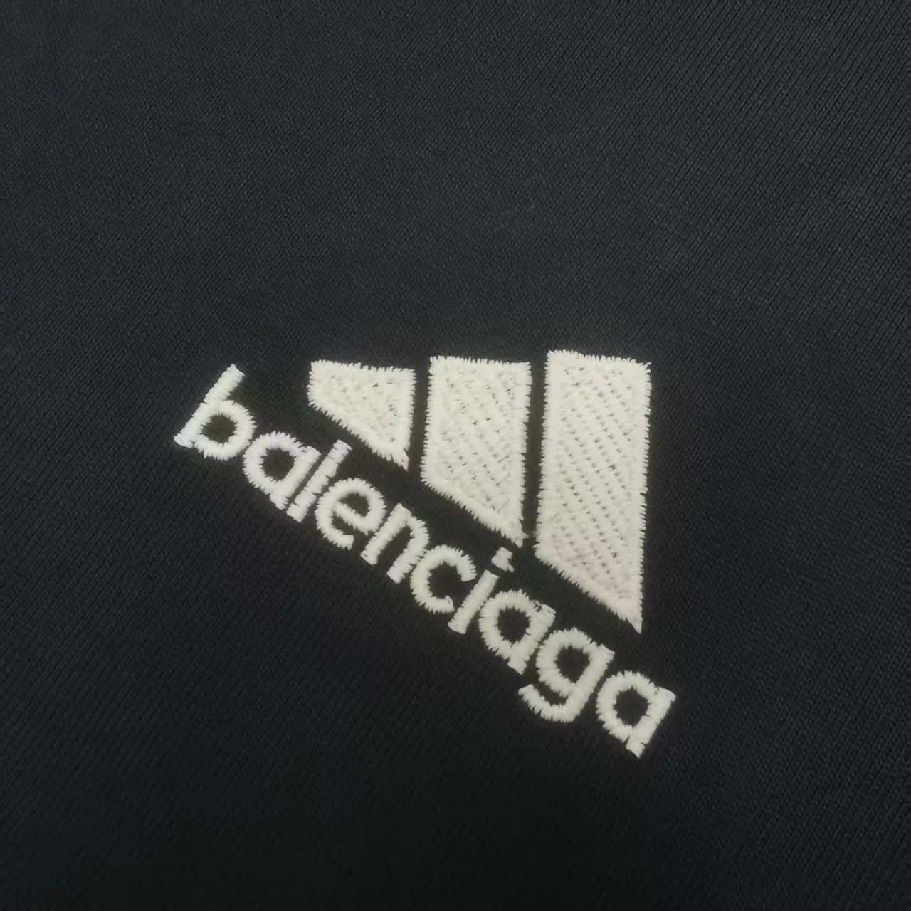 [New arrival] Top tested version BALENCIAGA/ADIDAS Balenciaga co-branded with Adidas co-branded stitched embroidered letters round neck short-sleeved T-shirt. Popular at the moment🔥Quality ceiling. It seems to be a simple printing or embroidery. In fact, it is not simple at all. 100% imported machine restoration. The details, workmanship and fabrics are consistent with the original ones. Guaranteed no color difference with the counter. Feel free to compare. ⚠️Note that the threaded necklines are all original collars of a certain Ba and Li. High degree of wrapping. The width of the neckline and cabinets are accurate to millimeters. Thick necklines are not easily deformed. The collars of high-end products are all restored to cabinets. Differentiating large collars from ordinary garbage in the world. ⚠️Different styles of washed wheat main wheat, including imported wheat, have different colors and codes. Really restore the counter. As we all know, Balenciaga’s collar labels in each quarter have different English or colors. This distinguishes fast food products from the world’s single-color main wheat washed wheat. ⚠️Pay attention to workmanship. Stitches at the collar are not folded. Smooth and natural with no overlapping lines. Really restored. ⚠️The fabric is made of 280g Paris-specific double yarn. It is really incomparable with the ordinary version on the market. Correct printing details. Correct double yarn with high weight thread. Correct packaging details. Workmanship is restored in all aspects. Packaging is restored in all aspects. P: 270 Color: Black White Navy SIZE: XS-S-M-L