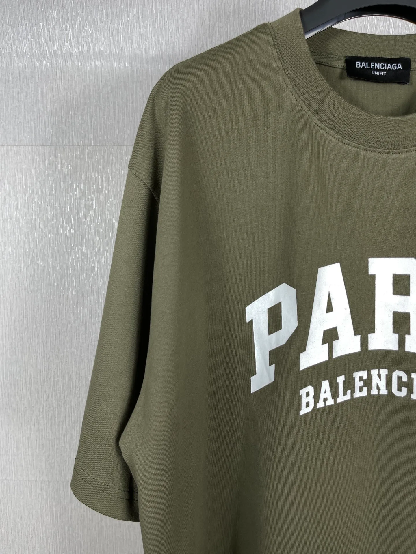 🅿️160 real photos [Top version. Official website quality] BALENCI*GA/Paris. Front-printed PARIS short-sleeved T-shirt. Brick cabinet synchronization. The fabric is made of Paris ZP custom-woven and dyed 100% cotton double yarn compact cotton. The weight is 260 grams, the cloth surface is clean. The cloth pattern is clear, soft and comfortable. The threads are dyed with no color difference. The classic LOGO is printed with environmentally friendly imported materials and precision printing screens. The letters are clear and the effect is three-dimensional, restoring the brick cabinet. Different market currencies, welcome to compare. The version adopts OS loose shoulder design. Same style for men and women. Code: BL223055 Color: white, black, army green, dark green Size: XS to L