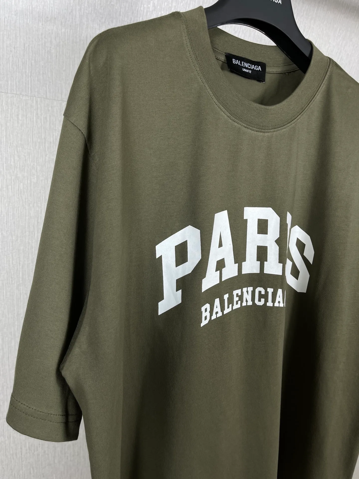 🅿️160 real photos [Top version. Official website quality] BALENCI*GA/Paris. Front-printed PARIS short-sleeved T-shirt. Brick cabinet synchronization. The fabric is made of Paris ZP custom-woven and dyed 100% cotton double yarn compact cotton. The weight is 260 grams, the cloth surface is clean. The cloth pattern is clear, soft and comfortable. The threads are dyed with no color difference. The classic LOGO is printed with environmentally friendly imported materials and precision printing screens. The letters are clear and the effect is three-dimensional, restoring the brick cabinet. Different market currencies, welcome to compare. The version adopts OS loose shoulder design. Same style for men and women. Code: BL223055 Color: white, black, army green, dark green Size: XS to L