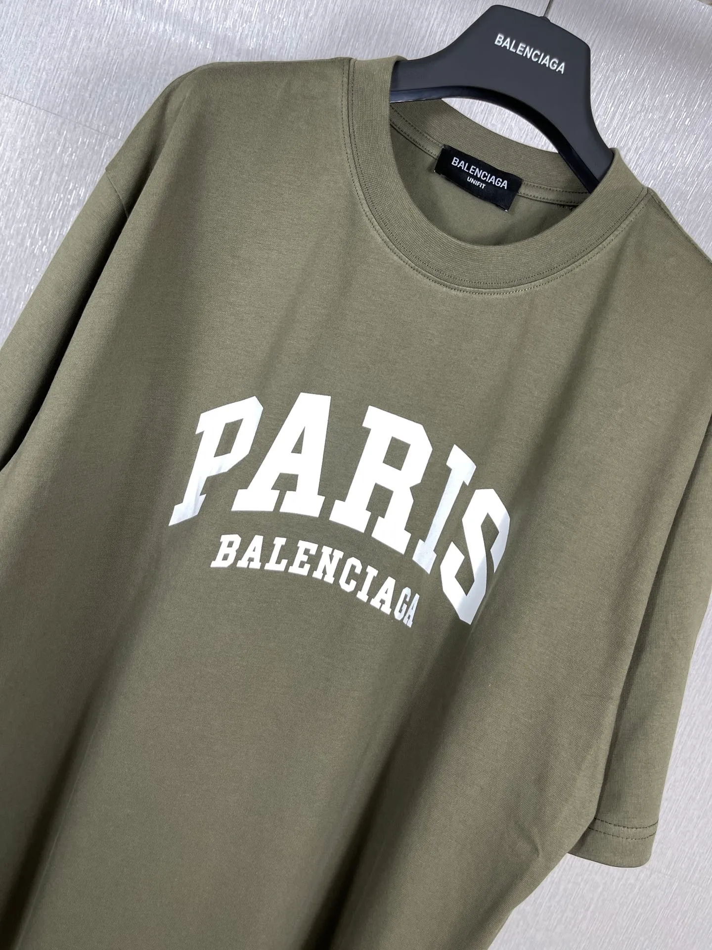 🅿️160 real photos [Top version. Official website quality] BALENCI*GA/Paris. Front-printed PARIS short-sleeved T-shirt. Brick cabinet synchronization. The fabric is made of Paris ZP custom-woven and dyed 100% cotton double yarn compact cotton. The weight is 260 grams, the cloth surface is clean. The cloth pattern is clear, soft and comfortable. The threads are dyed with no color difference. The classic LOGO is printed with environmentally friendly imported materials and precision printing screens. The letters are clear and the effect is three-dimensional, restoring the brick cabinet. Different market currencies, welcome to compare. The version adopts OS loose shoulder design. Same style for men and women. Code: BL223055 Color: white, black, army green, dark green Size: XS to L