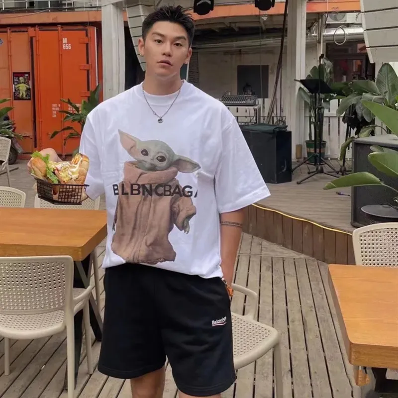 ♻️💯Upper body reference model picture❤️Top tested version BALENCIAGA Balenciaga Mandalorian Baby Yoda pure cotton loose and breathable short-sleeved T-shirt for male and female couples Grogu, a character in the "Star Wars" series of film and television series, appeared in the American TV series "The Mandalorian". Grogu and Yoda are of the same race. Although he is still in the toddler stage, he is born with powerful force. This model is really explosive. The front piece is printed with Kornit digital direct printing. The color painting has an even transition of shades and a strong image. 3D restores the real texture of characters! The fabric is made of 32S 260g imported knitted combed cotton. The fabric is very silky, loose and breathable, and the sweat absorption effect is very good! Color: black and white Size: XS-L P:260