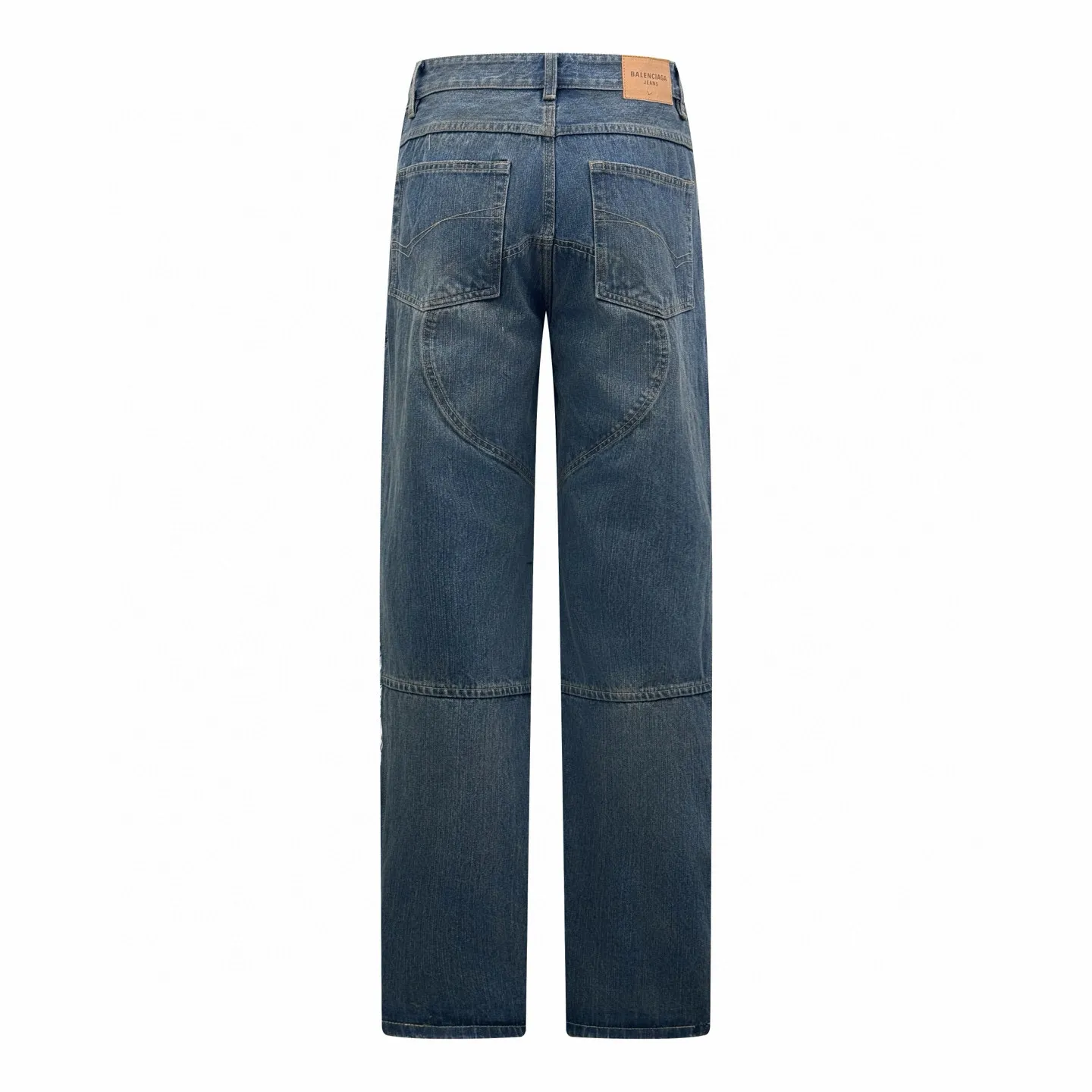 🅿️660 [Exclusive supply] BLCG 25FW five-strip distressed splicing jeans. Original purchase and development for 17,900. The fabric is made of retro fabric intertwined with customized cotton denim and phantom technology. It has excellent texture and is comfortable and close to the skin. It is based on the iconic blue denim. The intertwined shades of blue are just like the traces of time. The trousers are boldly divided. Denim blocks of different shapes are reorganized in a unique splicing method and embellished with the Balenciaga logo. The clever embedding of sports stripes creates a conflicting and harmonious aesthetic, blurring the boundaries between sports and fashion, and outlining a futuristic silhouette with unique tailoring. Jeans are no longer limited to a single style positioning, showing a variety of dressing possibilities. You can wear a suit for a worry-free outfit. Using imported machine embroidery technology, advanced computer control systems and precision mechanical components, Balenciaga logo embroidery operations are achieved with high precision and smooth and delicate lines. The rotten edge hanging technology is used at the holes to realize the natural rotten edge effect by rubbing the edge part through physical wear. Through the combination of high-temperature steam and frosted paper, the fiber hairiness and color difference are removed, presenting a unique hole and abrasion effect. Using multiple mali and sand scrubbers, the high-pressure spray gun is used to rub in specific parts to achieve a local gradient effect, and then the frosting technology is used to create a unique texture pattern. The workmanship is extremely complex, time-consuming and labor-intensive. The electrolytic dark blue + stone mill fermentation washing process prioritizes the use of electrochemical reactions to change the color of the fabric, then mixes the fabric with abrasives through a grinder, and uses hot water for cleaning to achieve a specific washing effect. Size:S-M-L-XL