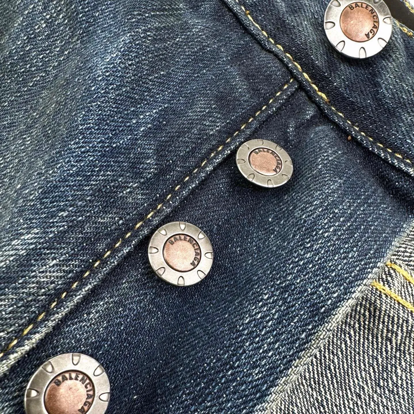 🅿️660 [Exclusive supply] BLCG 25FW five-strip distressed splicing jeans. Original purchase and development for 17,900. The fabric is made of retro fabric intertwined with customized cotton denim and phantom technology. It has excellent texture and is comfortable and close to the skin. It is based on the iconic blue denim. The intertwined shades of blue are just like the traces of time. The trousers are boldly divided. Denim blocks of different shapes are reorganized in a unique splicing method and embellished with the Balenciaga logo. The clever embedding of sports stripes creates a conflicting and harmonious aesthetic, blurring the boundaries between sports and fashion, and outlining a futuristic silhouette with unique tailoring. Jeans are no longer limited to a single style positioning, showing a variety of dressing possibilities. You can wear a suit for a worry-free outfit. Using imported machine embroidery technology, advanced computer control systems and precision mechanical components, Balenciaga logo embroidery operations are achieved with high precision and smooth and delicate lines. The rotten edge hanging technology is used at the holes to realize the natural rotten edge effect by rubbing the edge part through physical wear. Through the combination of high-temperature steam and frosted paper, the fiber hairiness and color difference are removed, presenting a unique hole and abrasion effect. Using multiple mali and sand scrubbers, the high-pressure spray gun is used to rub in specific parts to achieve a local gradient effect, and then the frosting technology is used to create a unique texture pattern. The workmanship is extremely complex, time-consuming and labor-intensive. The electrolytic dark blue + stone mill fermentation washing process prioritizes the use of electrochemical reactions to change the color of the fabric, then mixes the fabric with abrasives through a grinder, and uses hot water for cleaning to achieve a specific washing effect. Size:S-M-L-XL