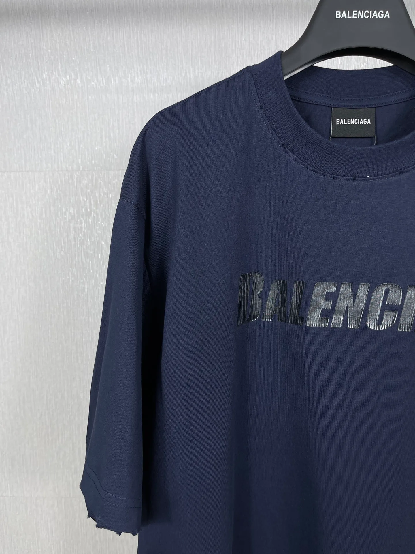 🅿️166 Real photos [Top version. Official website quality] BALENCI*GA/Paris. 2023 new style. Classic letter LOGO printed distressed short-sleeved T-shirt. Brick cabinet synchronization. The fabric is made of Paris ZP custom-woven and dyed 100% cotton double yarn compact cotton. The weight is 260 grams, the cloth surface is clean. The cloth pattern is clear, soft and comfortable. The threads are dyed with no color difference. The classic pattern is printed with environmentally friendly imported materials and precision printing screens, with clear letters and three-dimensional effect. Restored brick cabinet. The garments are hand-worn and distressed by many people. Different market currency. Welcome to compare. The version adopts OS loose shoulder design. Same style for men and women. Coding: BL223072 Color: black, coffee, pink, white, fruit green, navy Size: XS to L